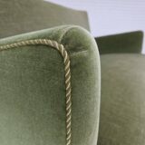 Canapé danois 2 places des années 1970, velours d'ameublement vert, pieds en bois de hêtre.