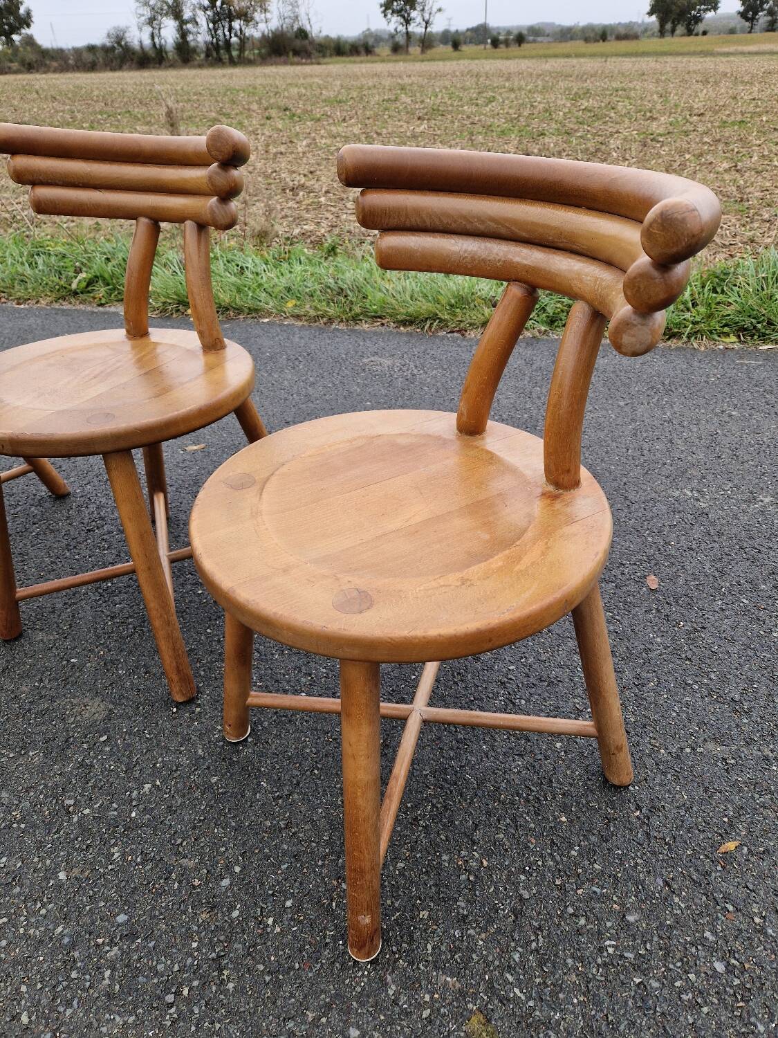 Set of 4 solid organic chairs