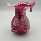 Vase en verre soufflé main nuance rose à décor sculptural de feuilles