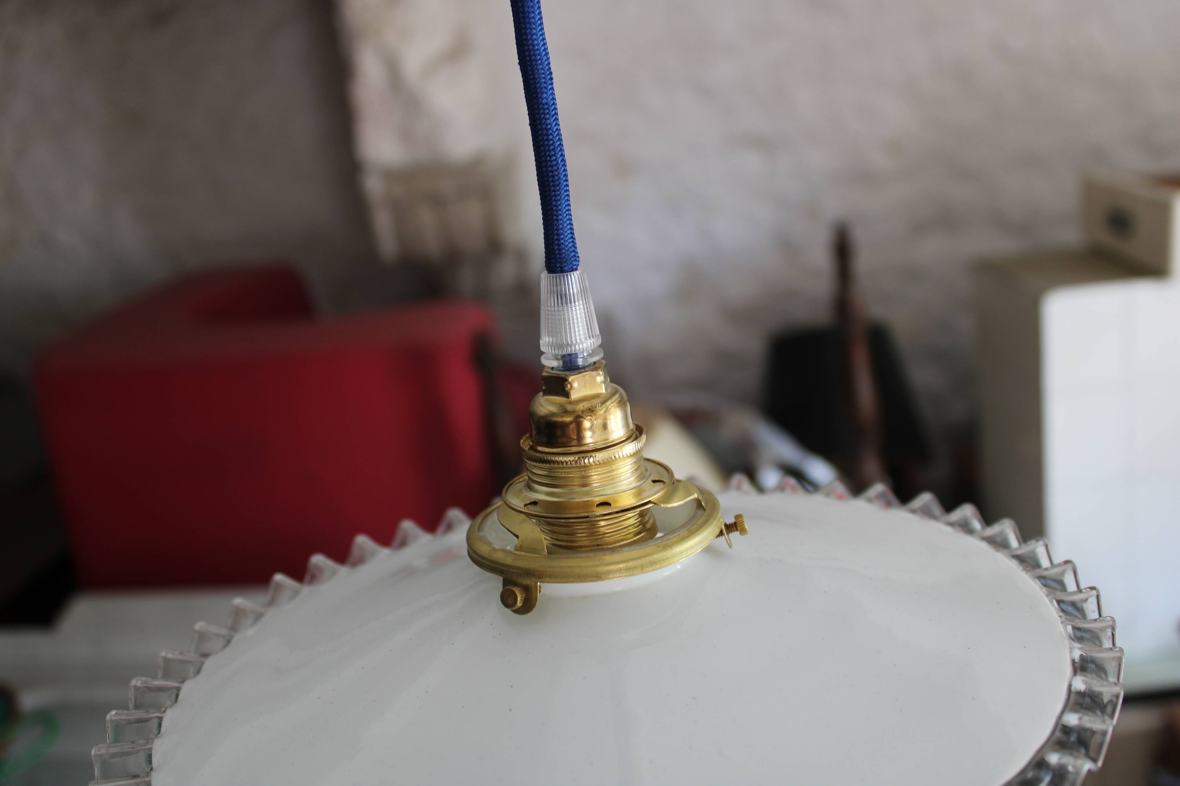 Dented opaline suspension