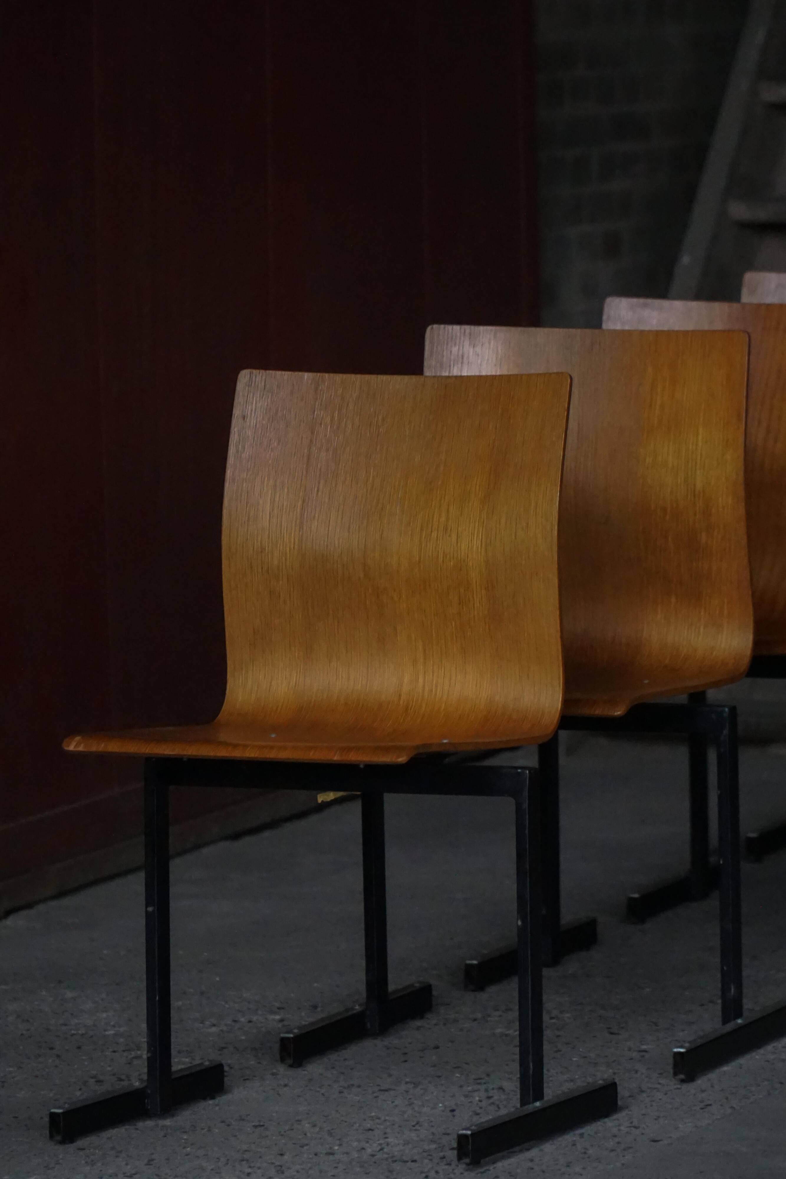 Set of 6 industrial stackable chairs by Niels Larsen, black metal and oak, 1960s.