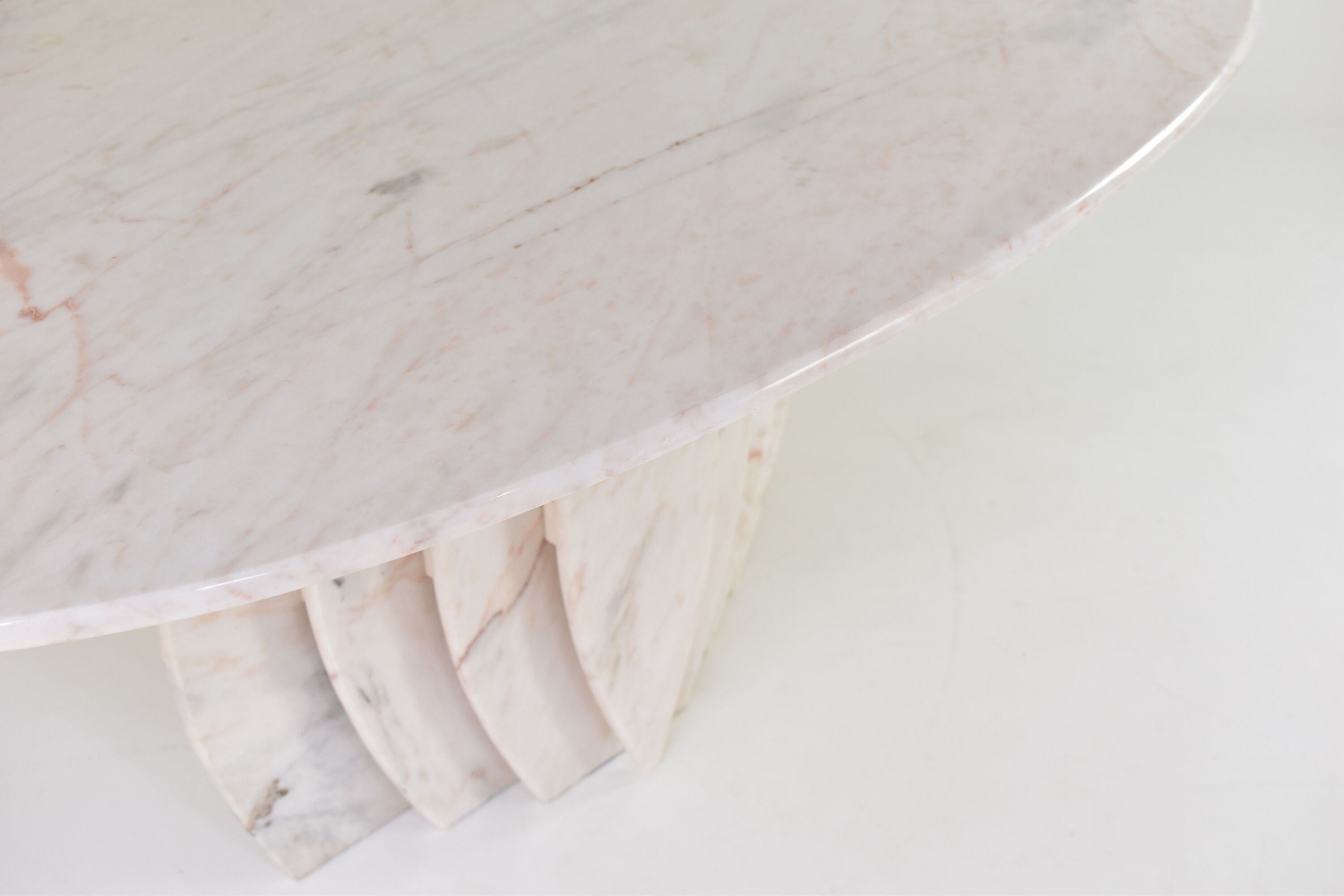 Mid century modern oval dining table in marble from Italy, 1980’s.