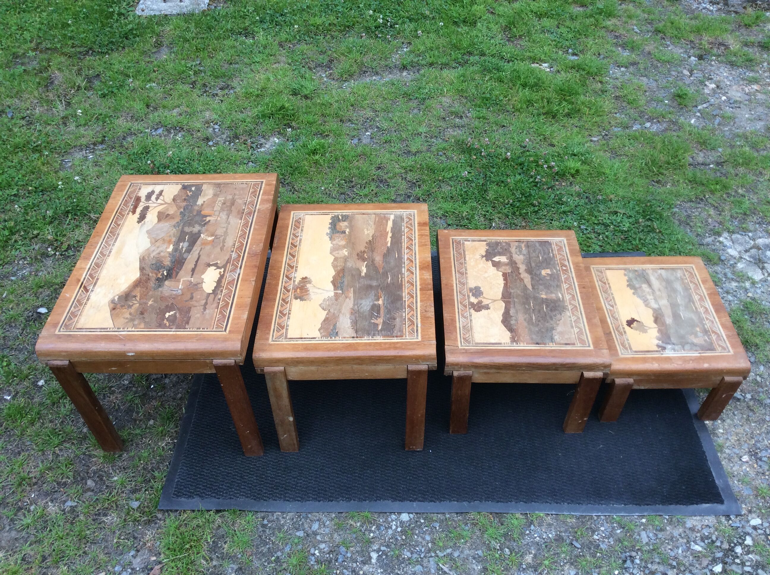 Tables gigognes vintage en marqueterie de Madagascar.