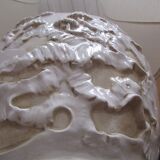 Paire de lampes en porcelaine émaillée en relief, motif asiatique