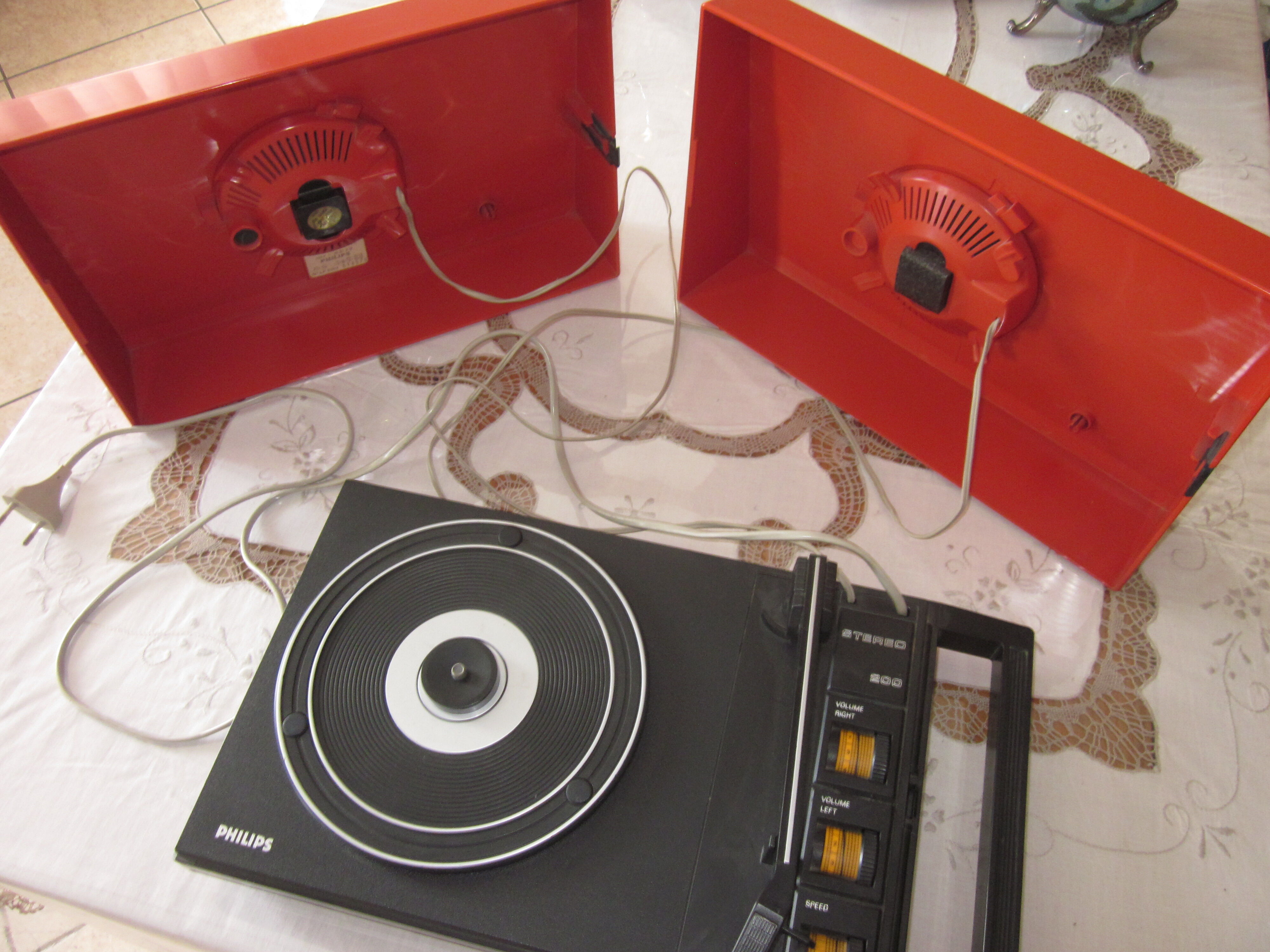 Turns vinyl philips 33 and 45 rpm record