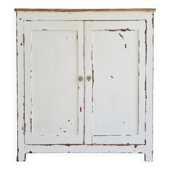 Buffet parisien en bois blanc patiné, poignées palmier