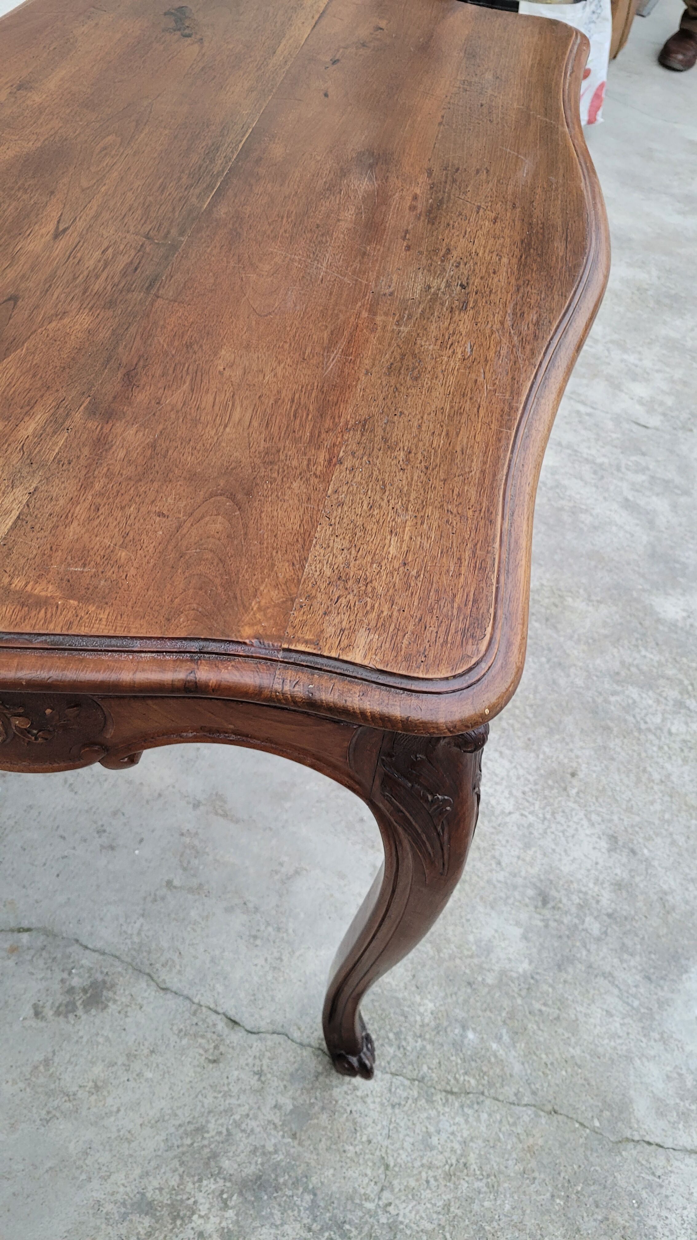 Table de milieu de style Louis XV en noyer massif