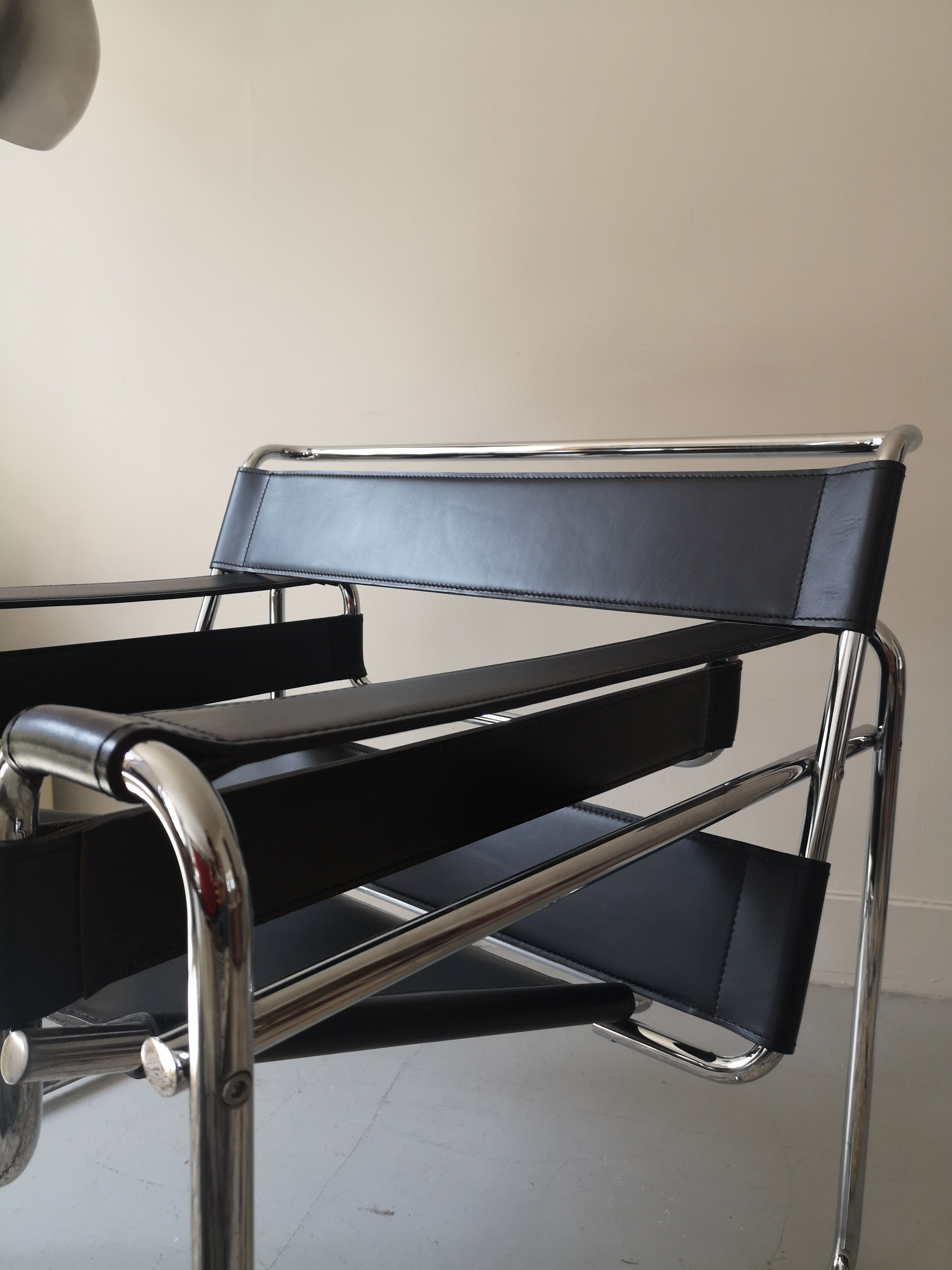 Wassily B3 armchair in black leather Marcel Breuer, Bauhaus 1970