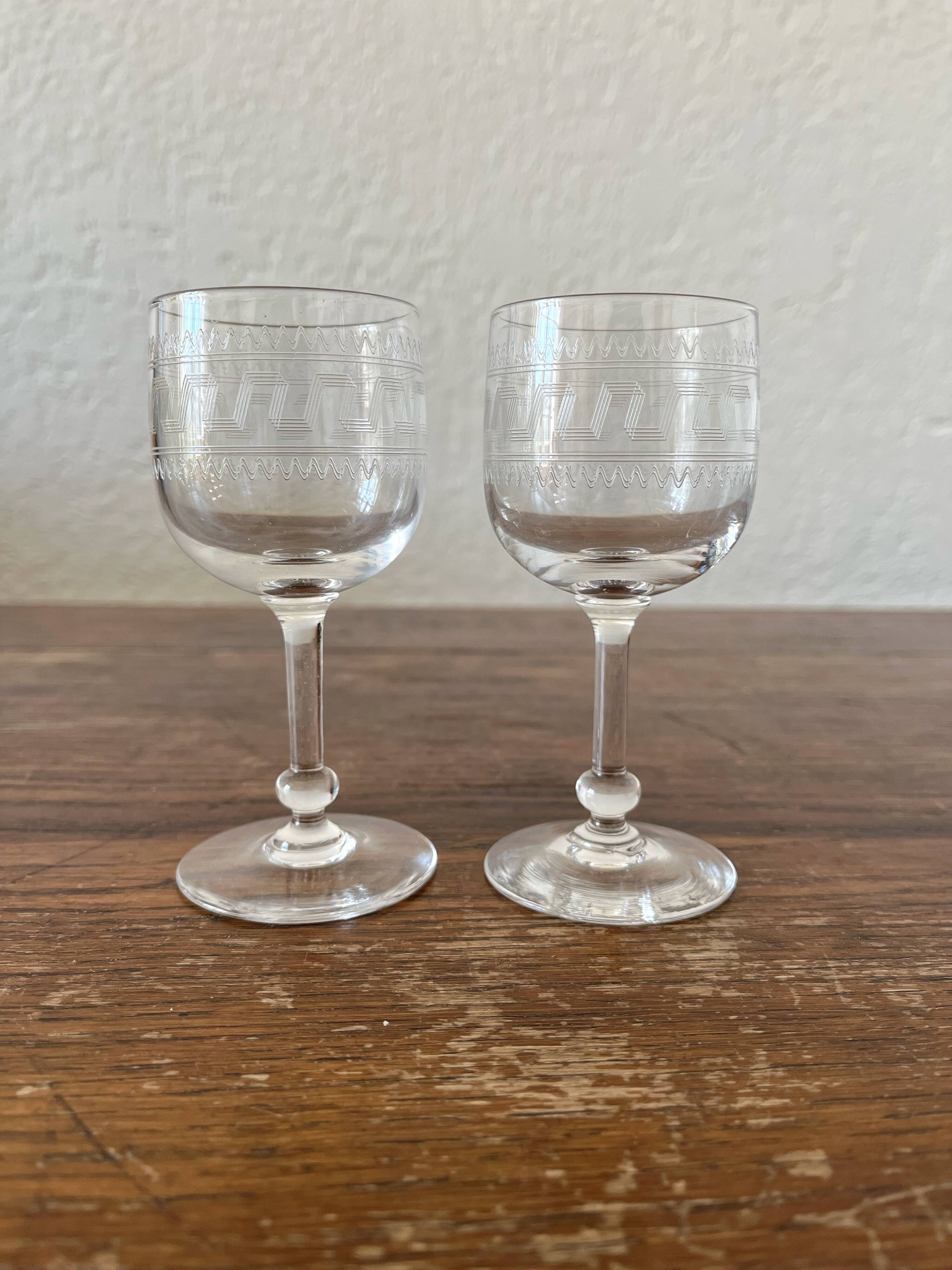 2 antique white wine glasses in crystal frieze engraved XIXth