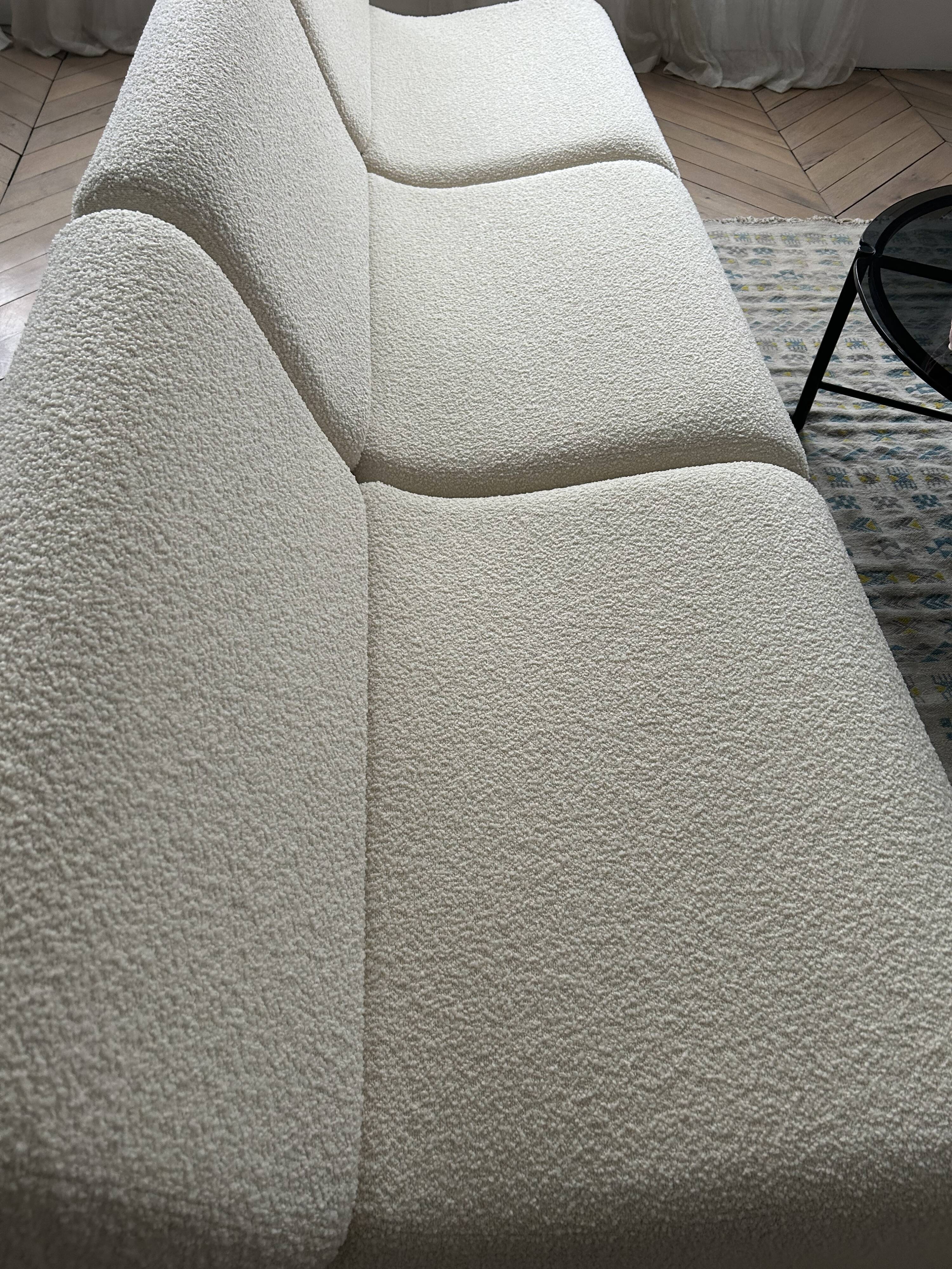 Cream white curled Rotondo sofa (The Socialite Family)