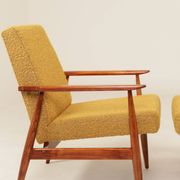 Deux chaises longues vintage en bouclée moutarde, design du milieu du siècle, 1960.