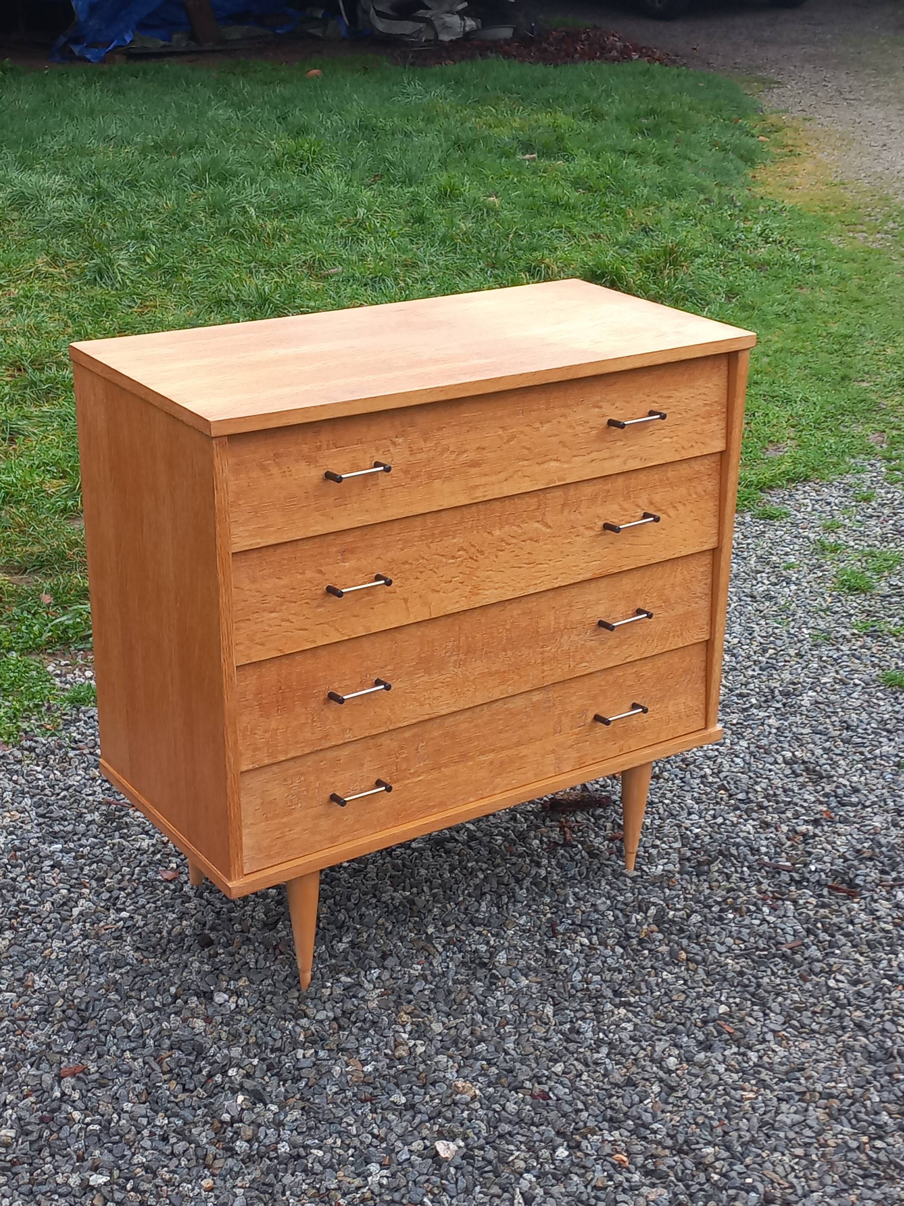 Vintage oak chest of drawers with 4 drawers from the 1960s.