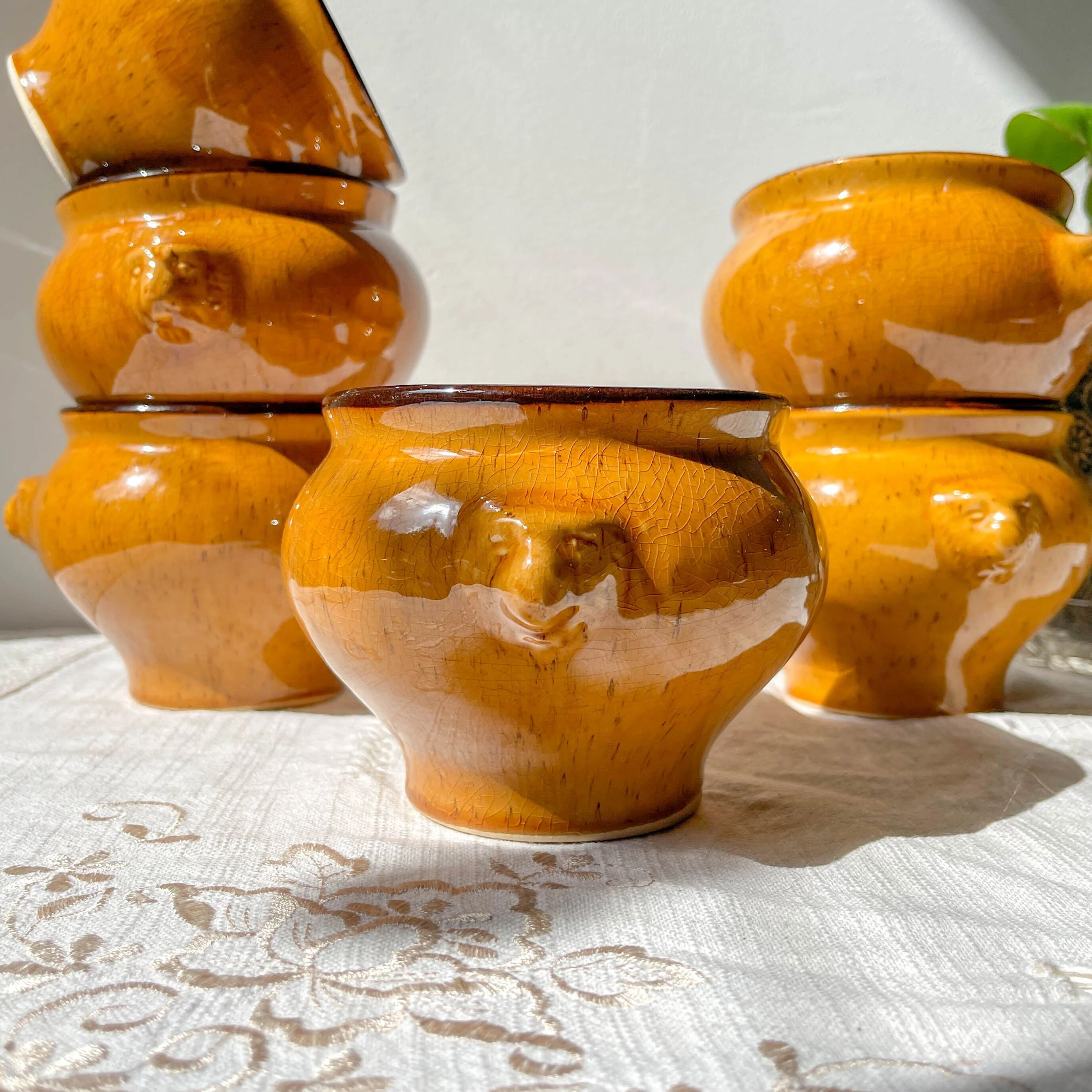 5 vintage lion head bowls in speckled ochre stoneware, Emile Henry style – Made in France