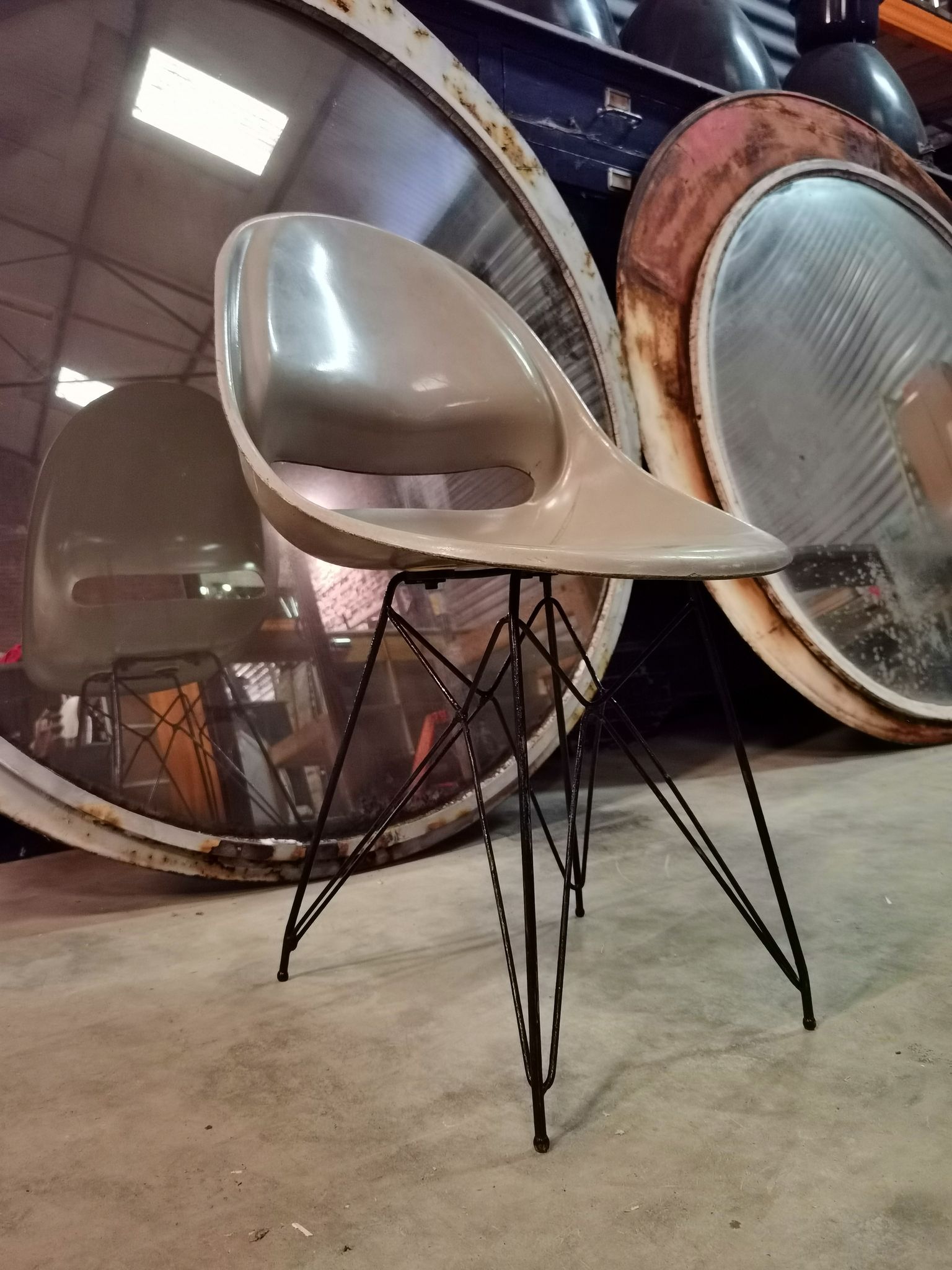 Chaise grise par Miroslav Navràtil édition Vertex 1959