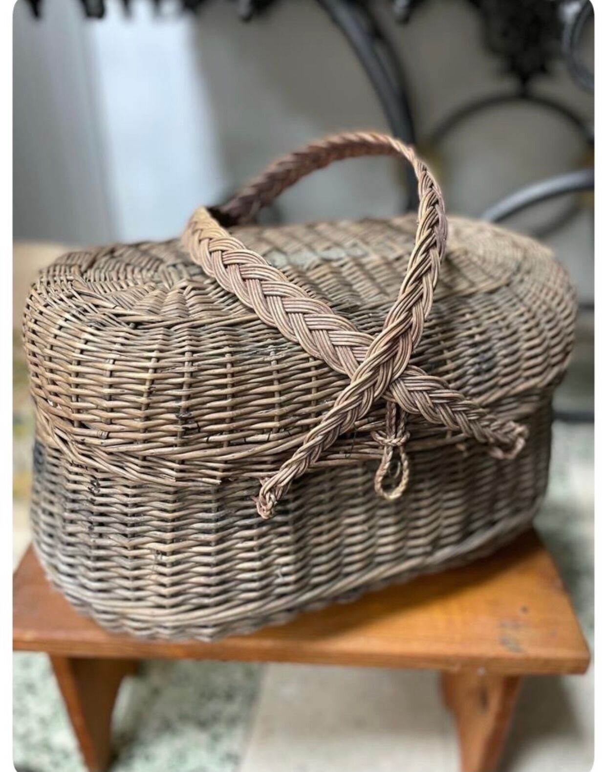 Bressan basket in old wicker, with handles and closure