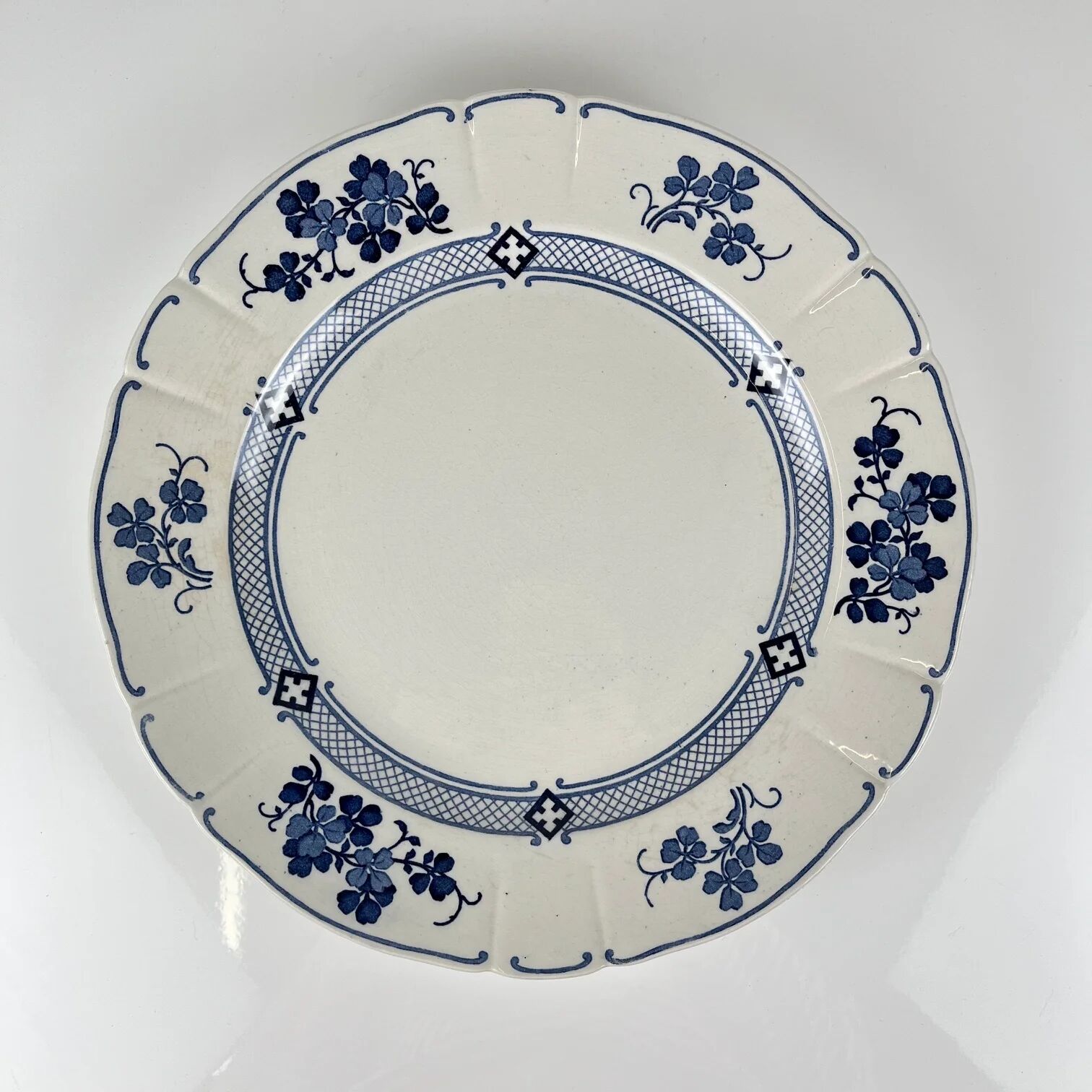 Round plate Terre de Fer KG Lunéville, model "Jane", blue, 1890-1915