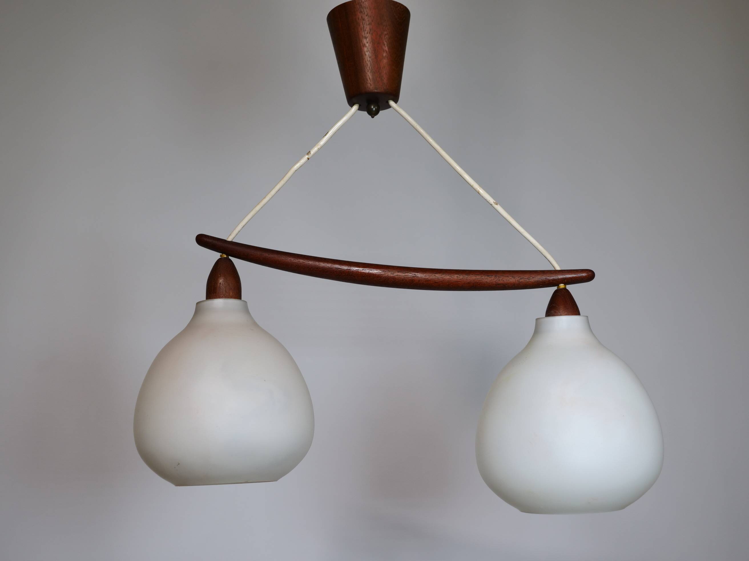 Suspension en verre opalin et teck par Uno & Östen Kristiansson, années 1960.