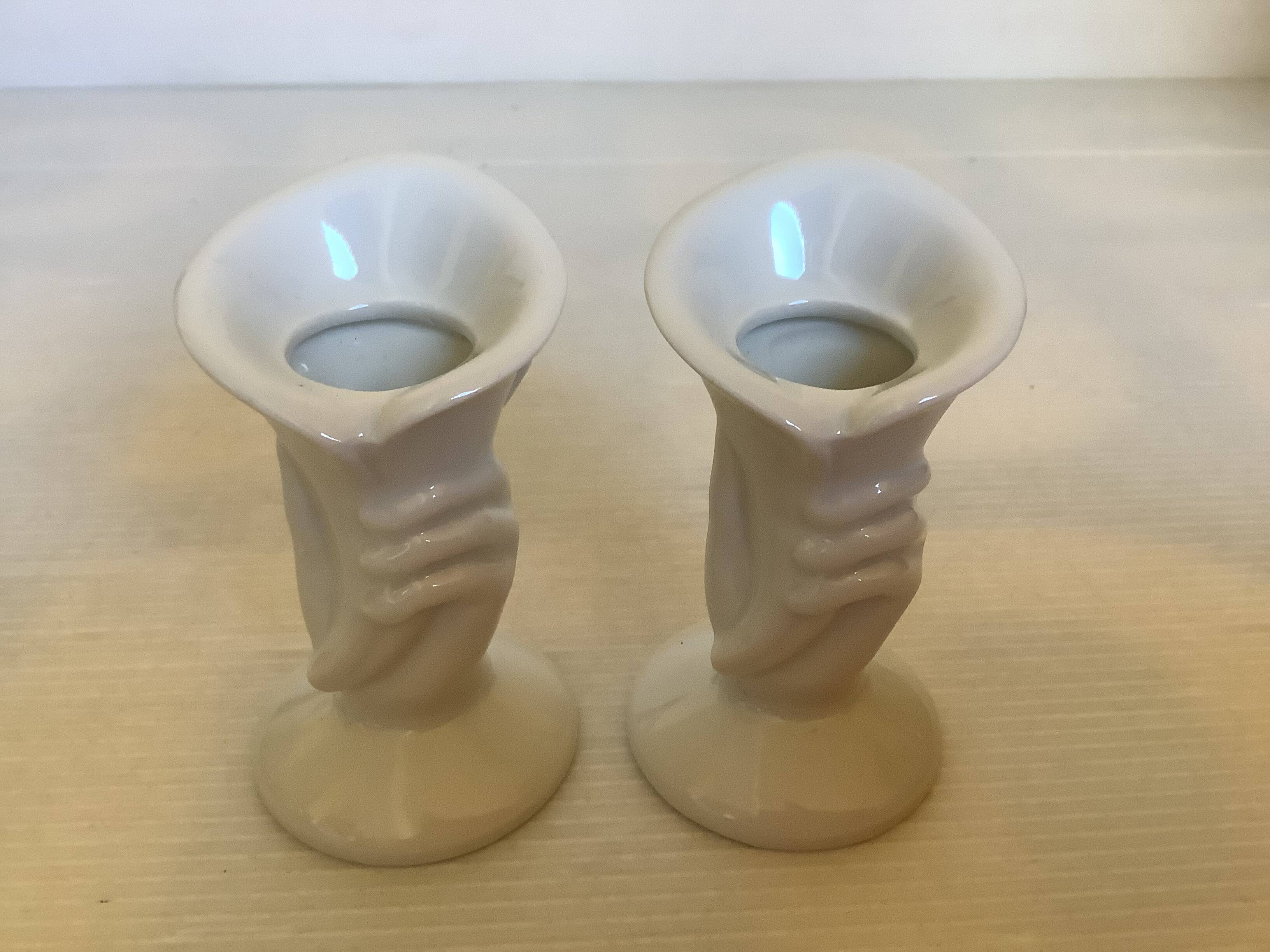 Paire de petits vases bougeoirs mains