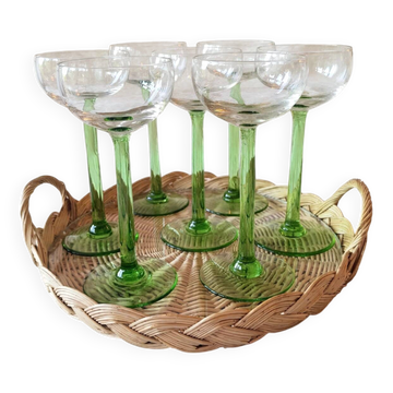 Lot of 7 champagne glasses from the 1970s and a vintage wicker and glass tray.