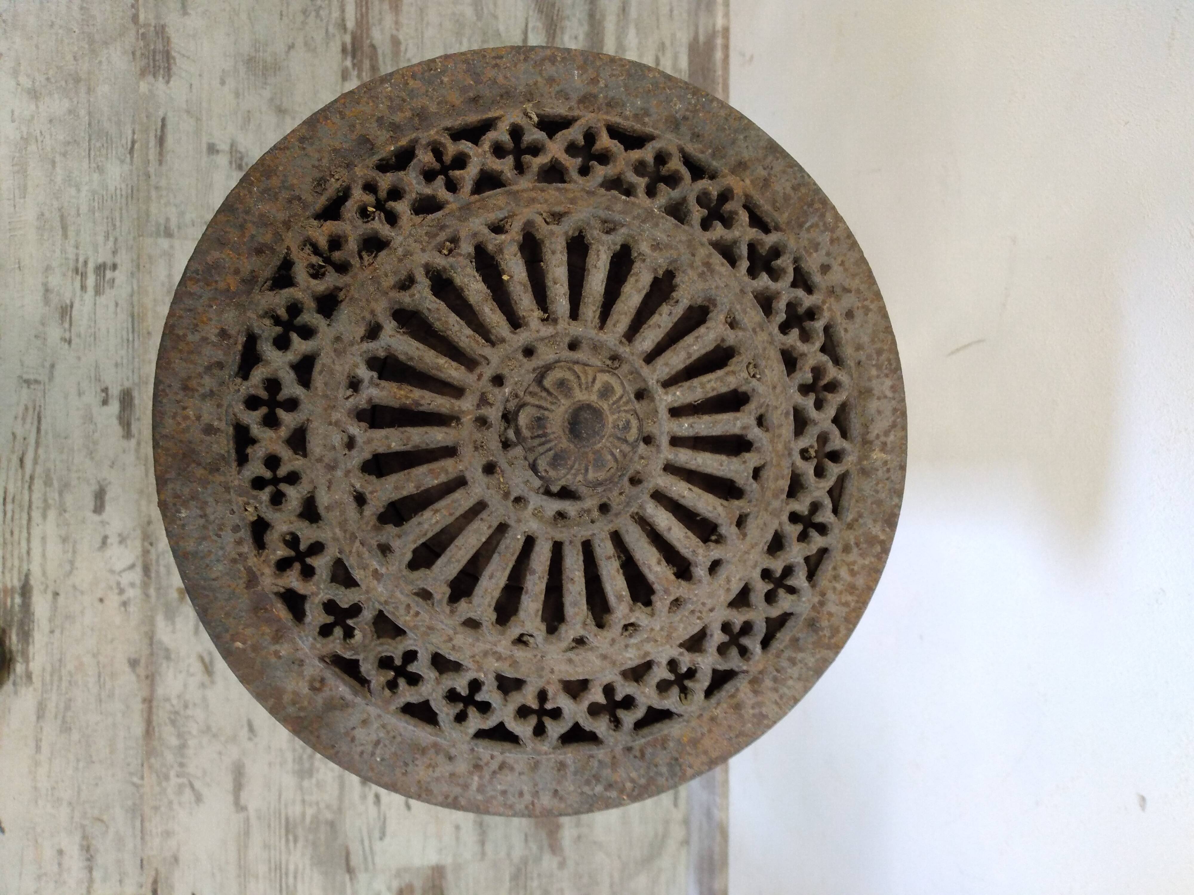 Ancien Fourneau En Fonte - Poêle Sans Conduit - Vintage