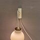 Applique Holmegaard blanc laiteux avec abat-jour en verre et détail en laiton sur le dessus. Support mural en bois