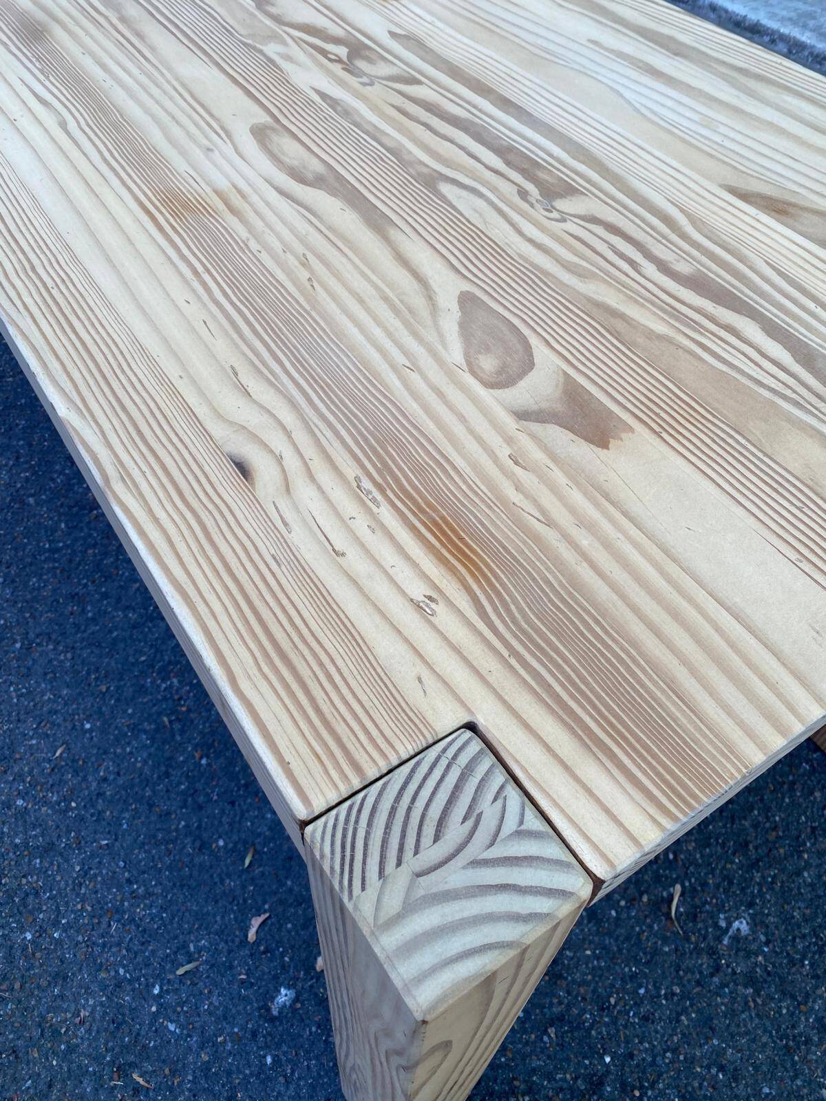 Table à manger rénovée en pin massif style scandinave brutaliste des années