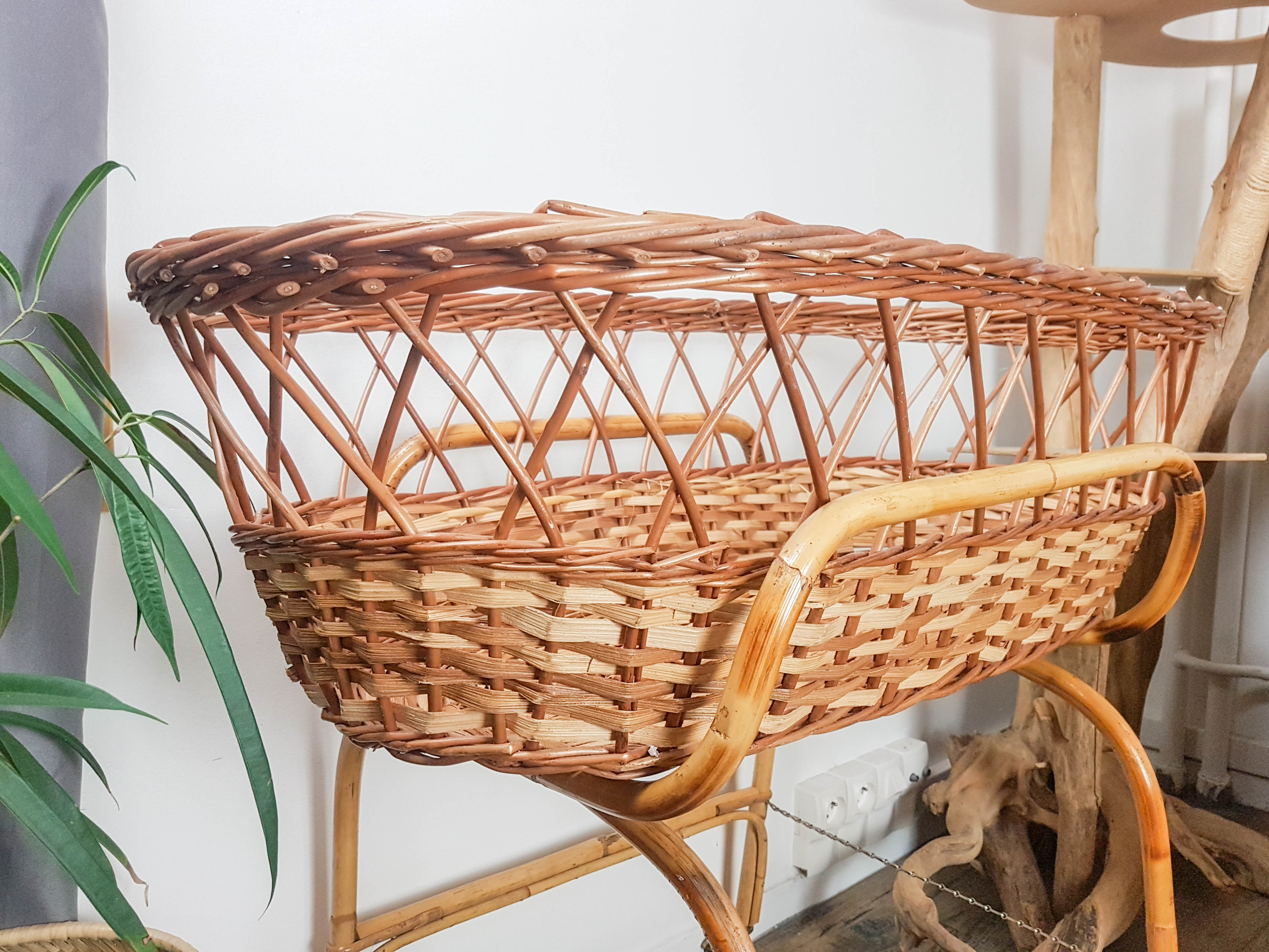 Couffin on foot in vintage rattan 50s