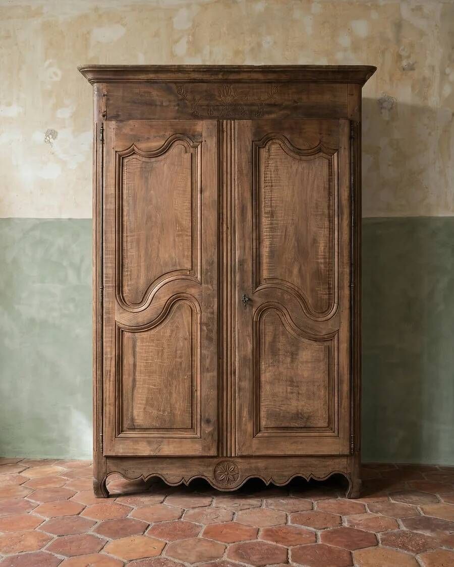 Armoire ou penderie française antique Louis XV rustique
