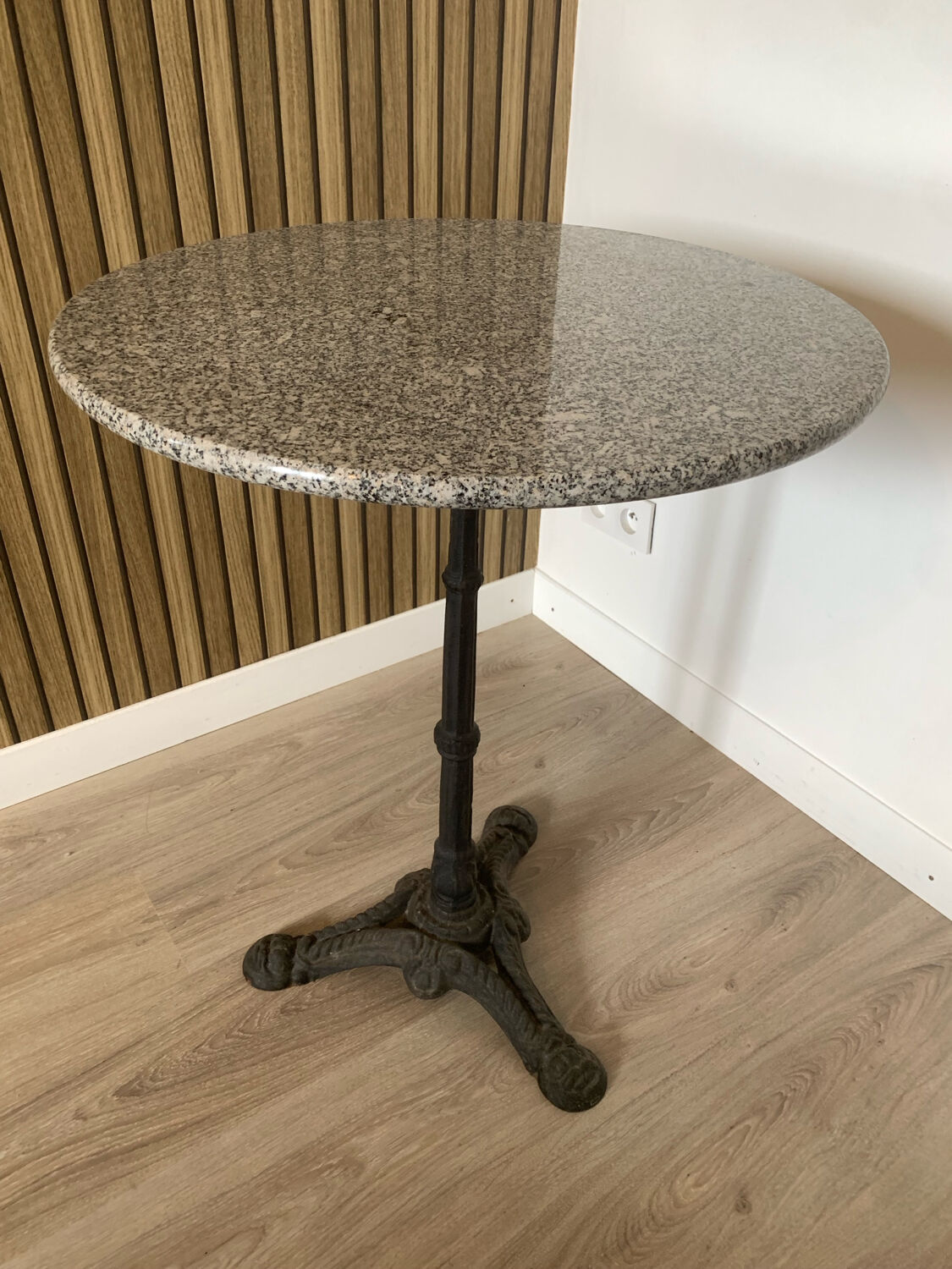 Bistro table in cast iron and granite