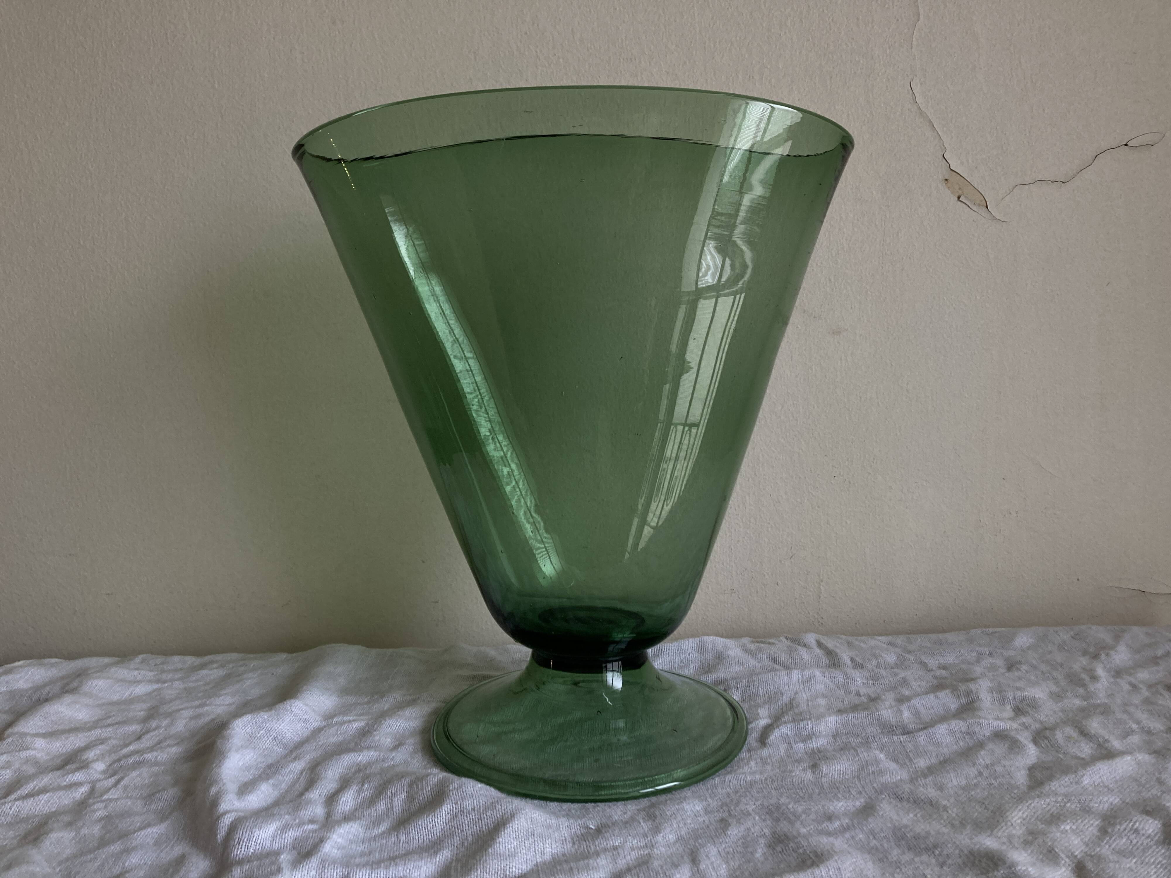 Italian Médicis neo-classical vase design 1960 in XXL blown green glass.