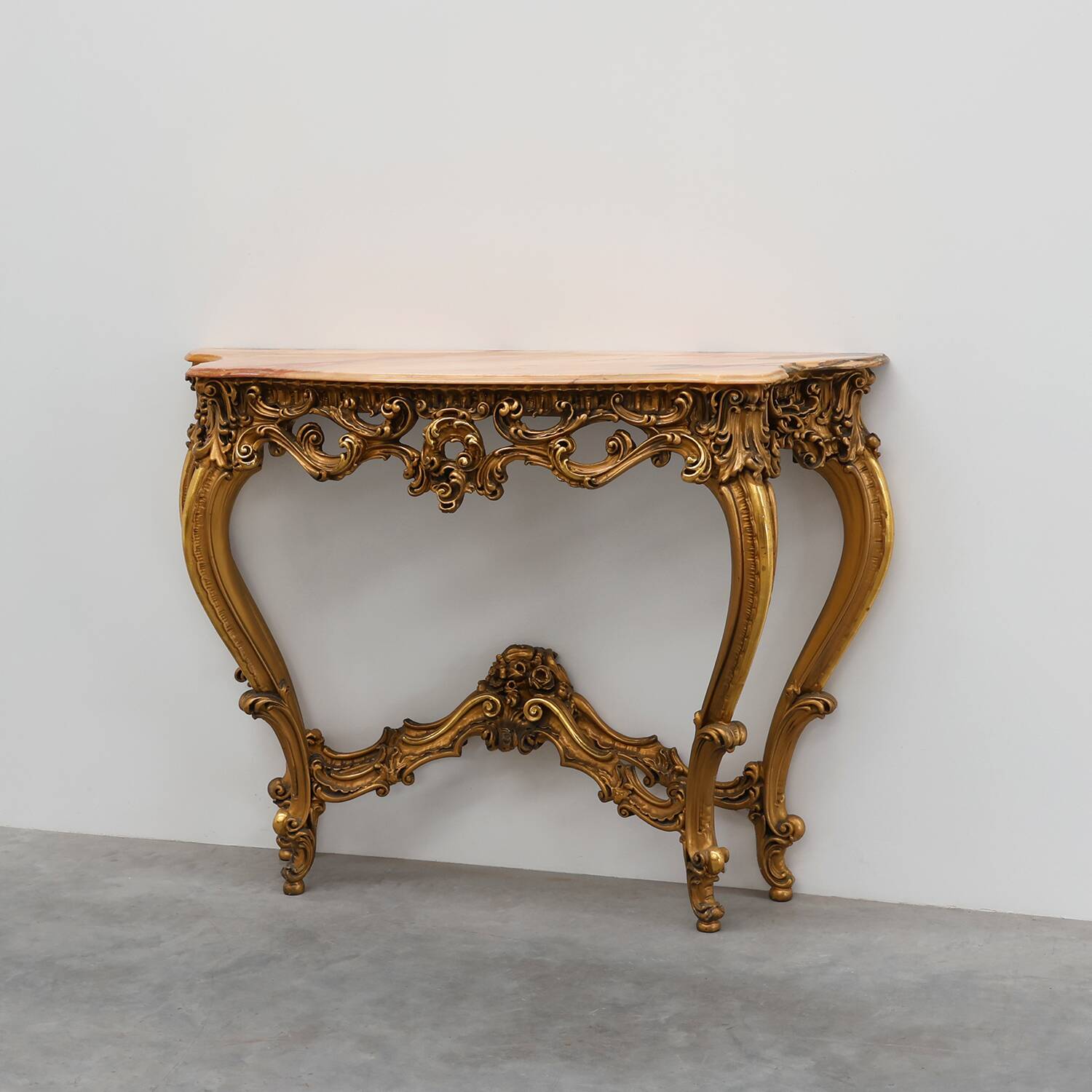 Console en bois doré sculpté avec plateau en marbre rose, style Louis XV / Rococo, It