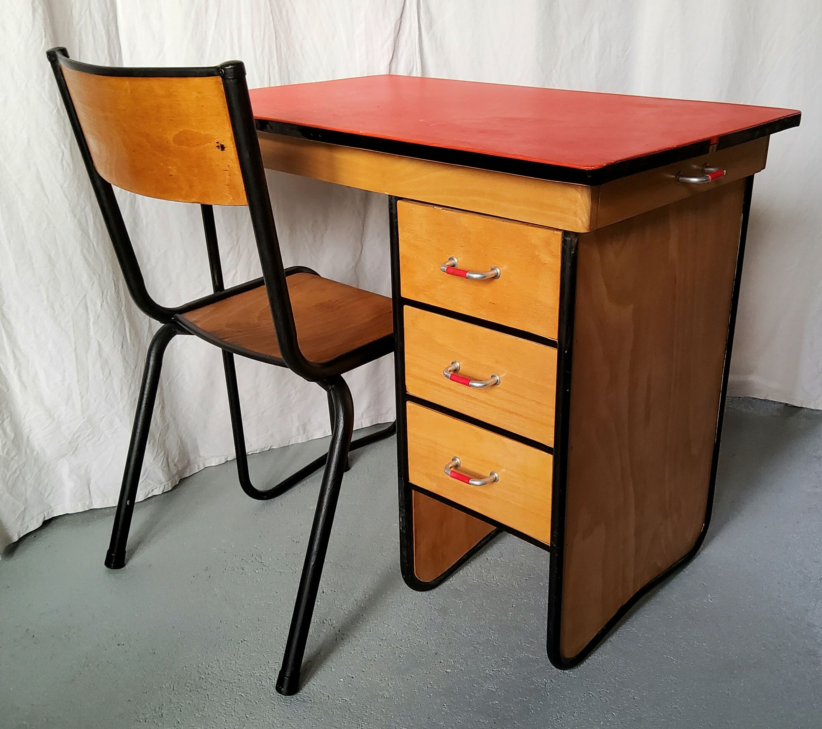 Teen desk and its chair