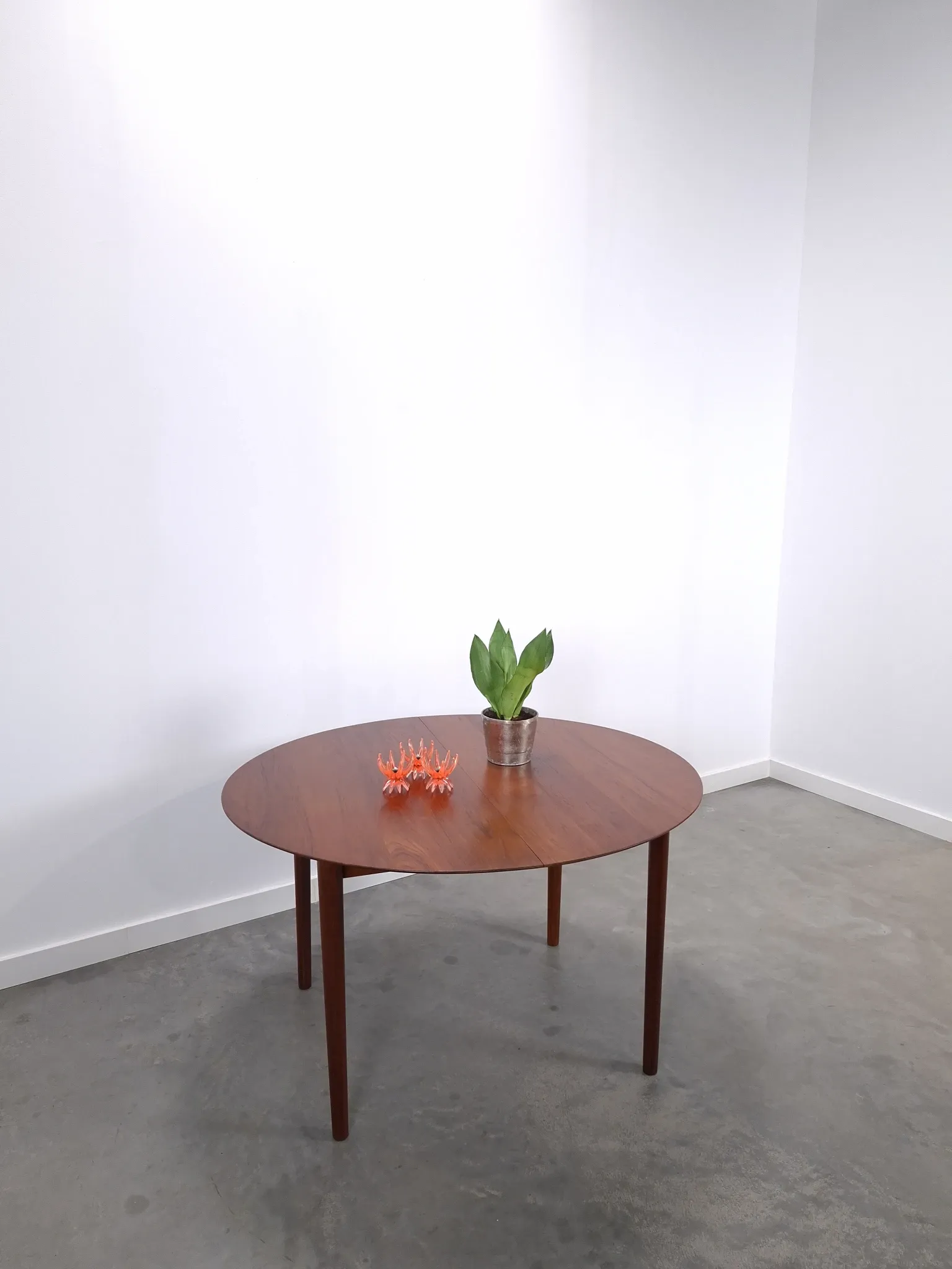 Vintage Danish Søborg Møbelfabrik extendable oval round dining table teak