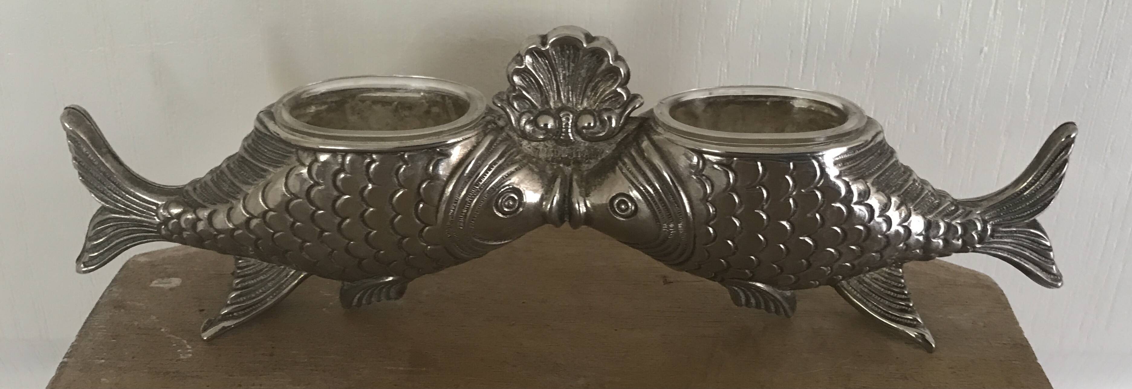 Salt and pepper shaker holder with a pair of fish in metal, Italian design