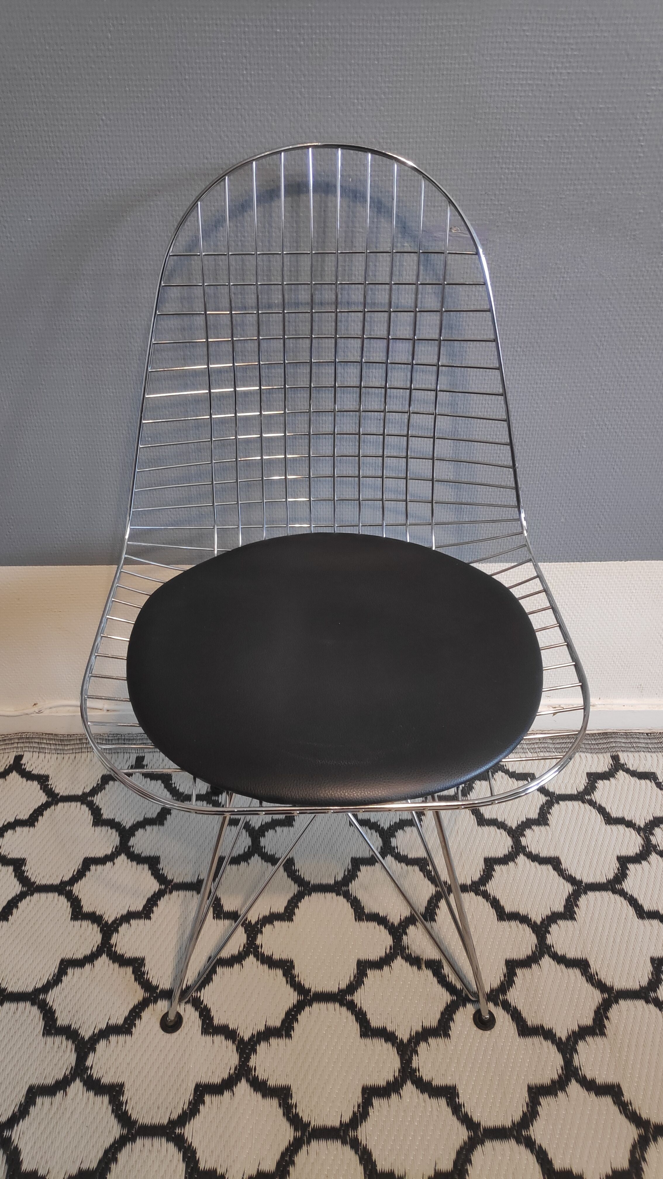 Chaises design en métal chromé et assise en skai noir