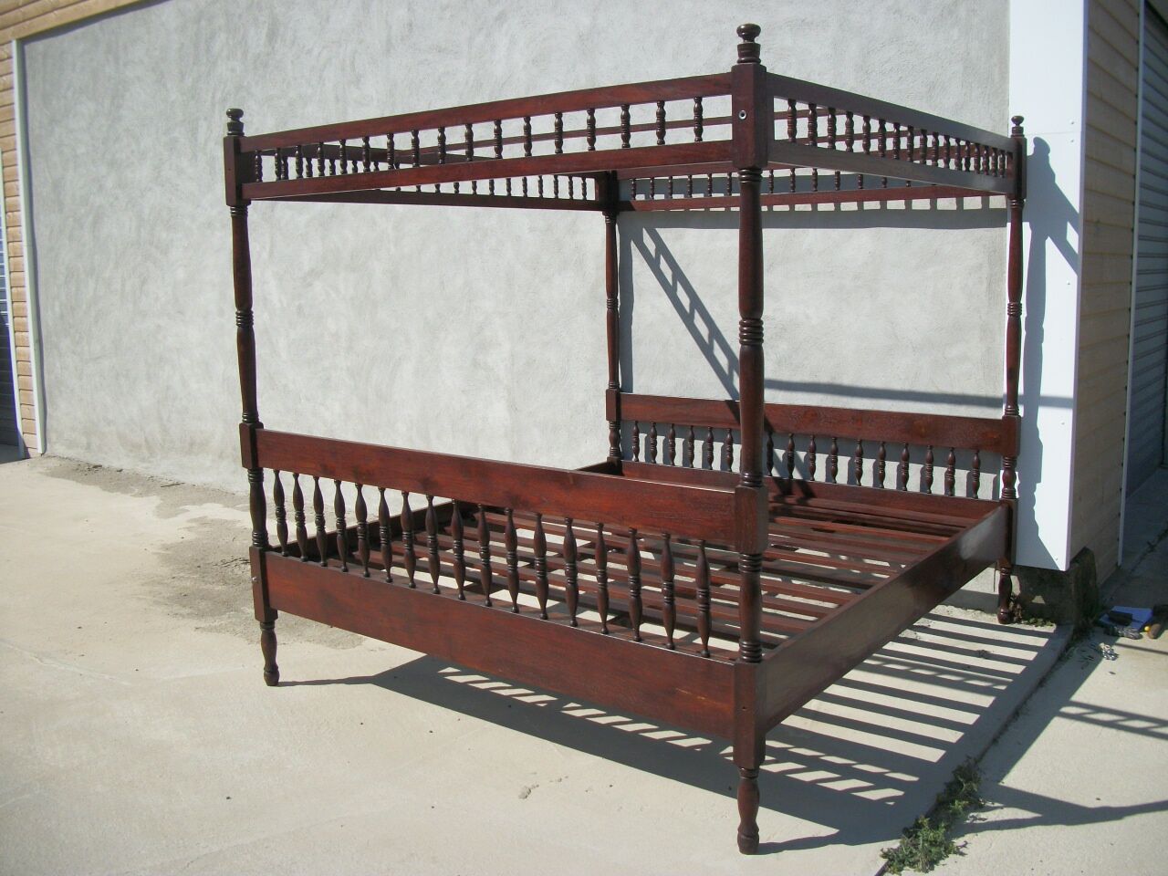 Canopy bed