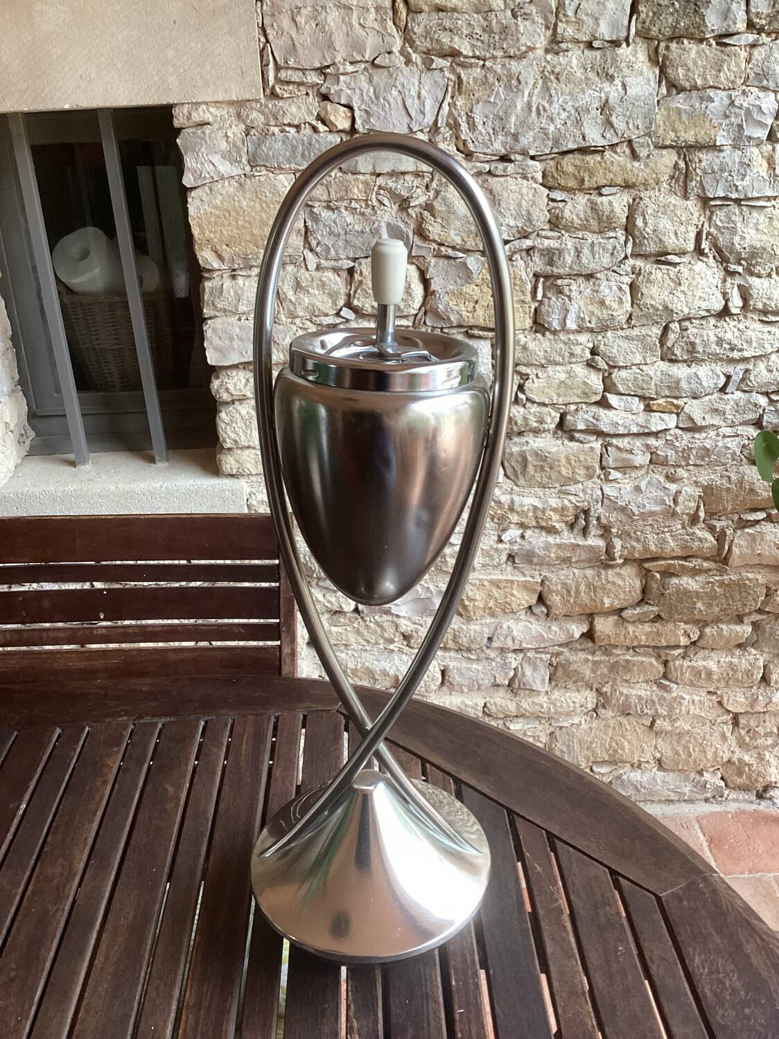 Free-standing ashtray