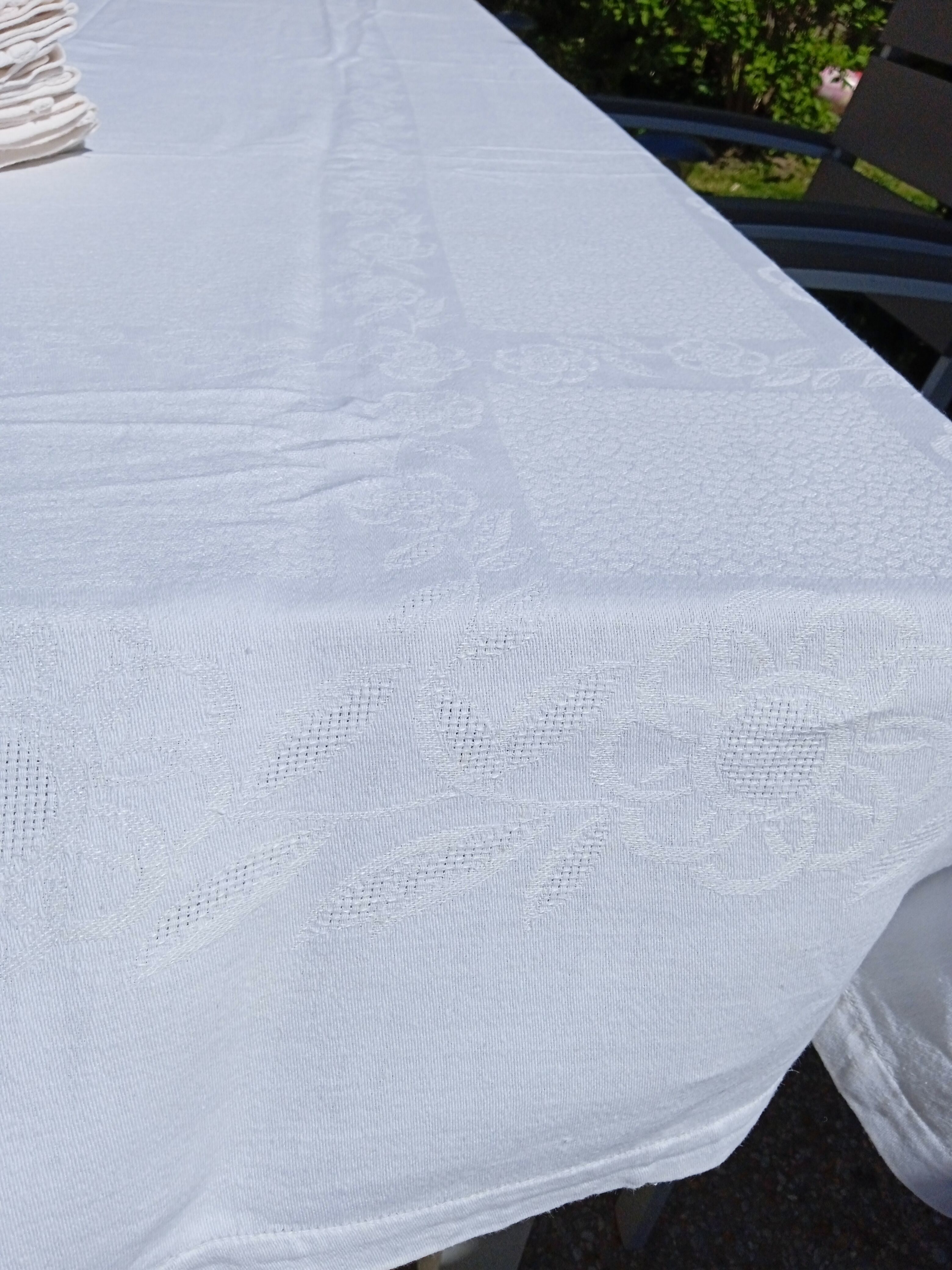 Tablecloth and its 11 damassed towels