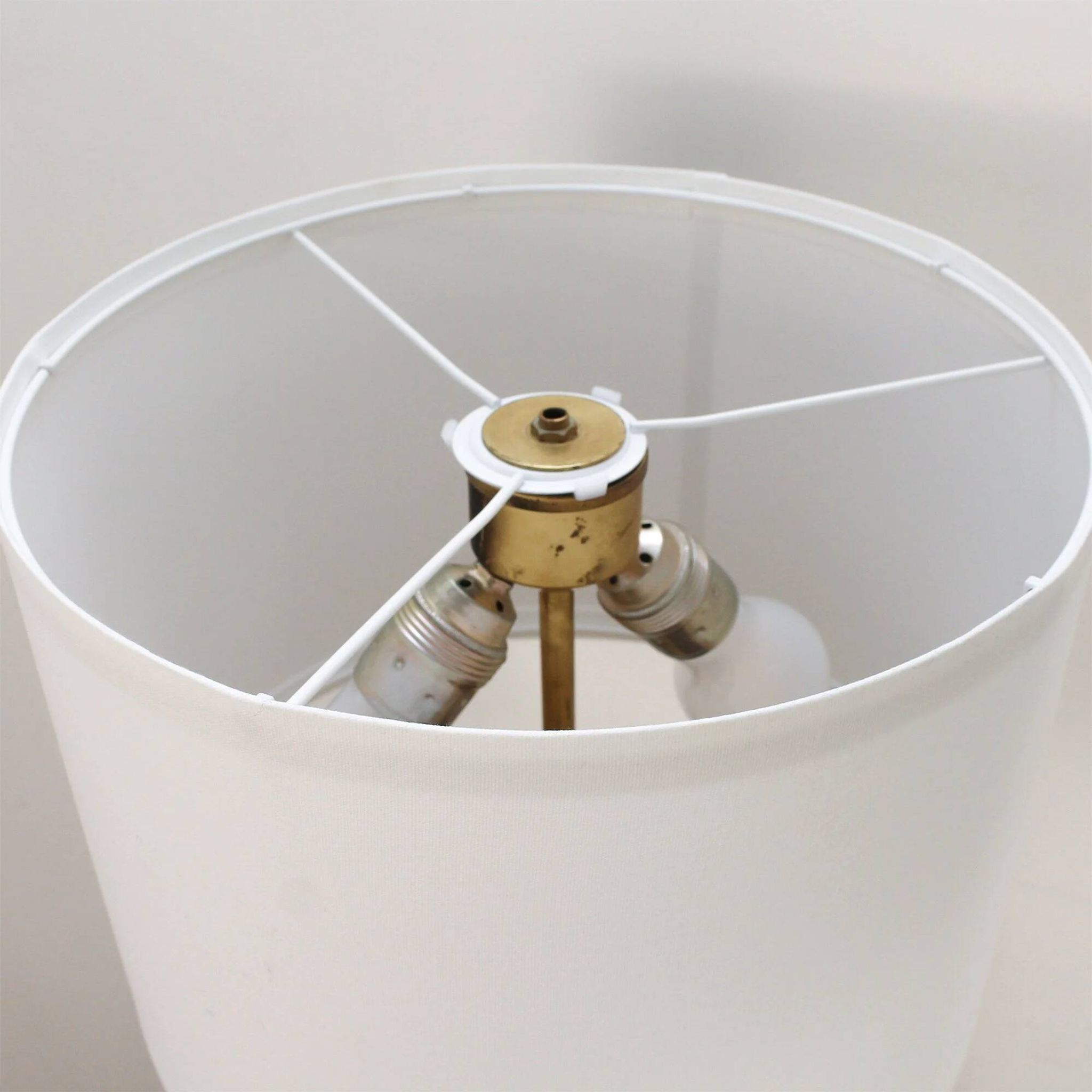 Floor lamp with a ceramic base