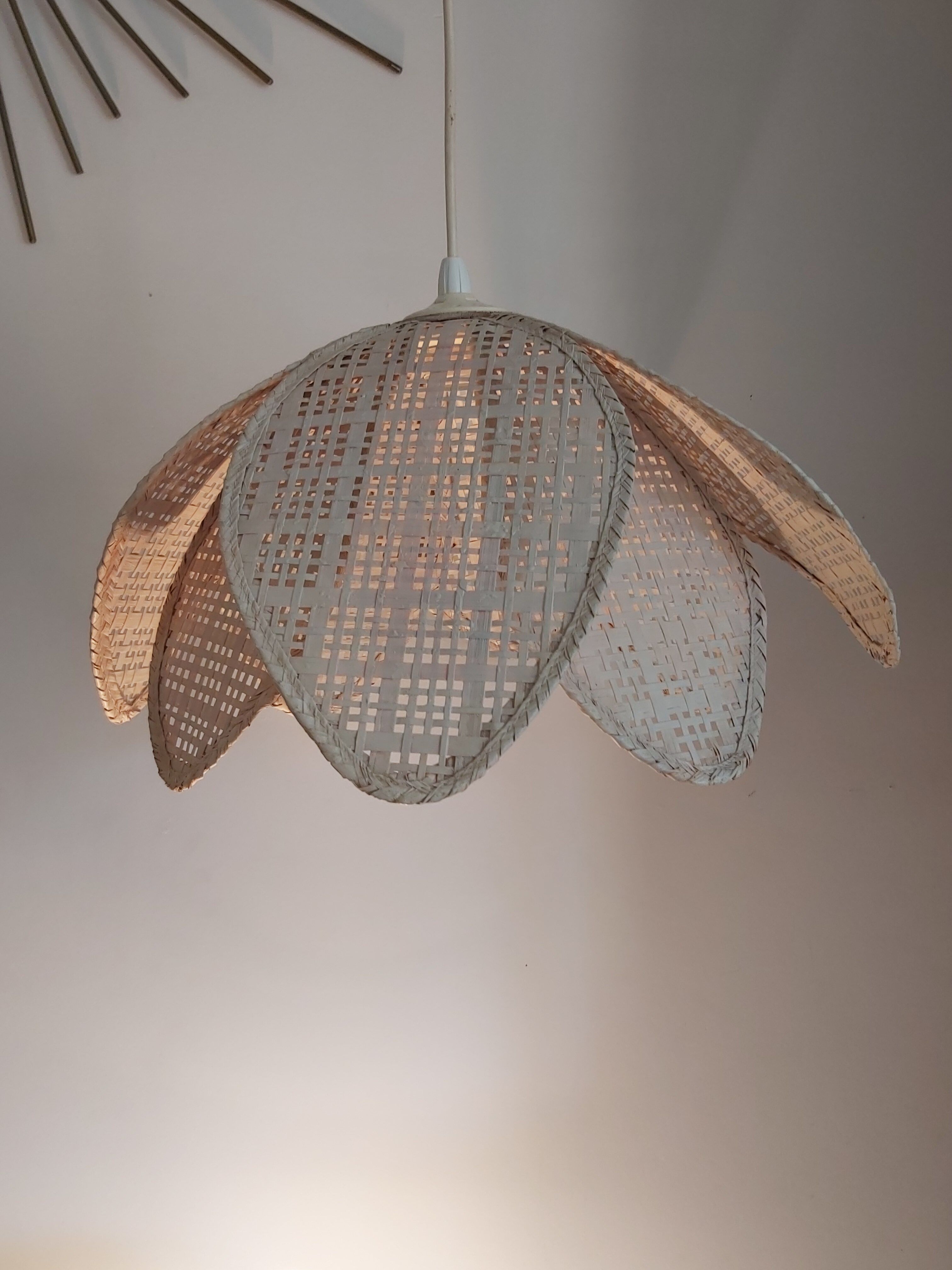 Vintage straw flower suspension