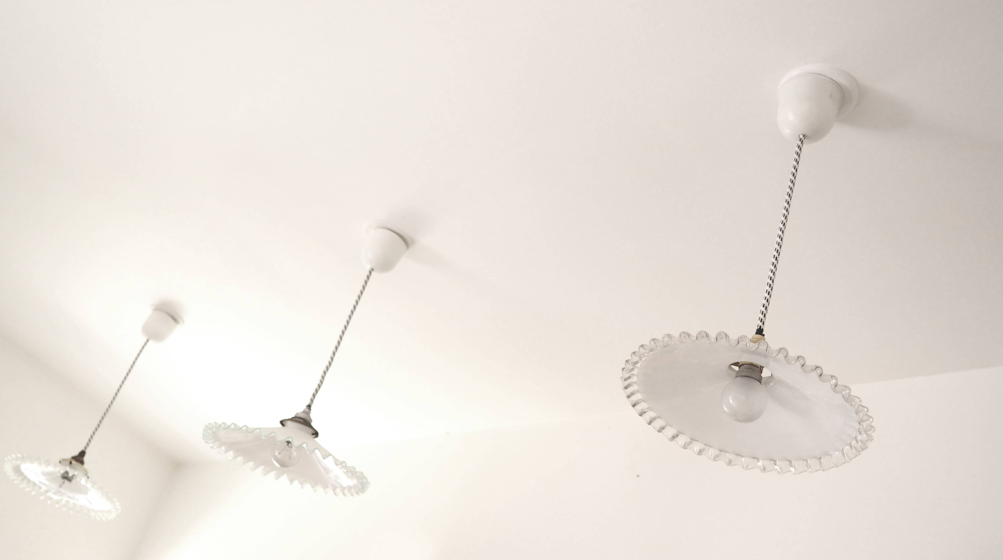 Serrated opaline suspension