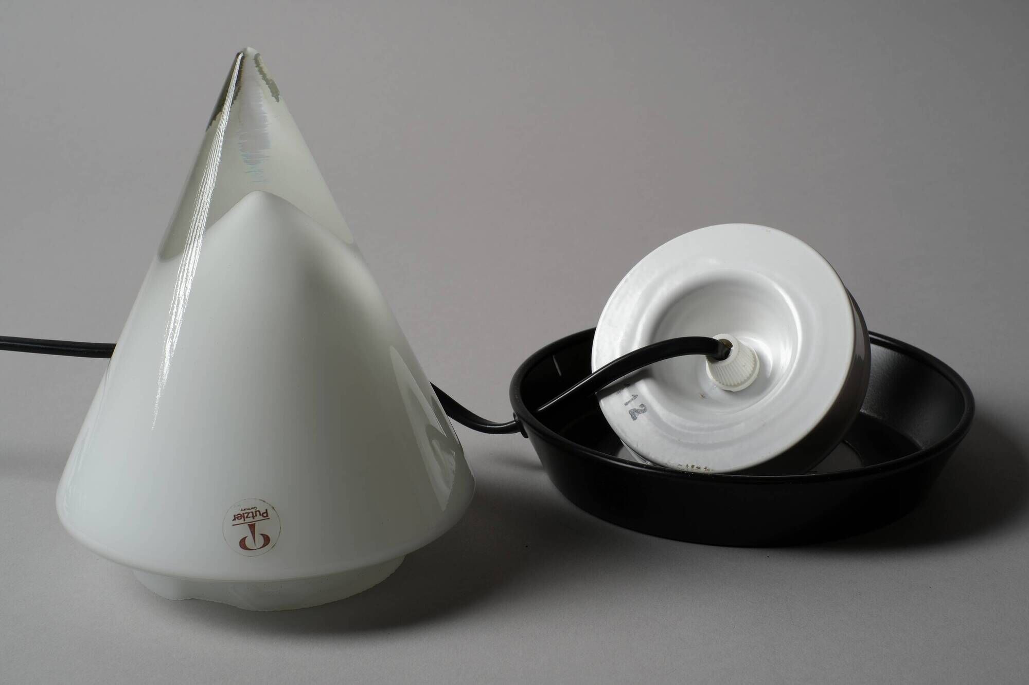 Lampe de table conique Kibo de Peill & Putzler, design postmoderne des années 1980.