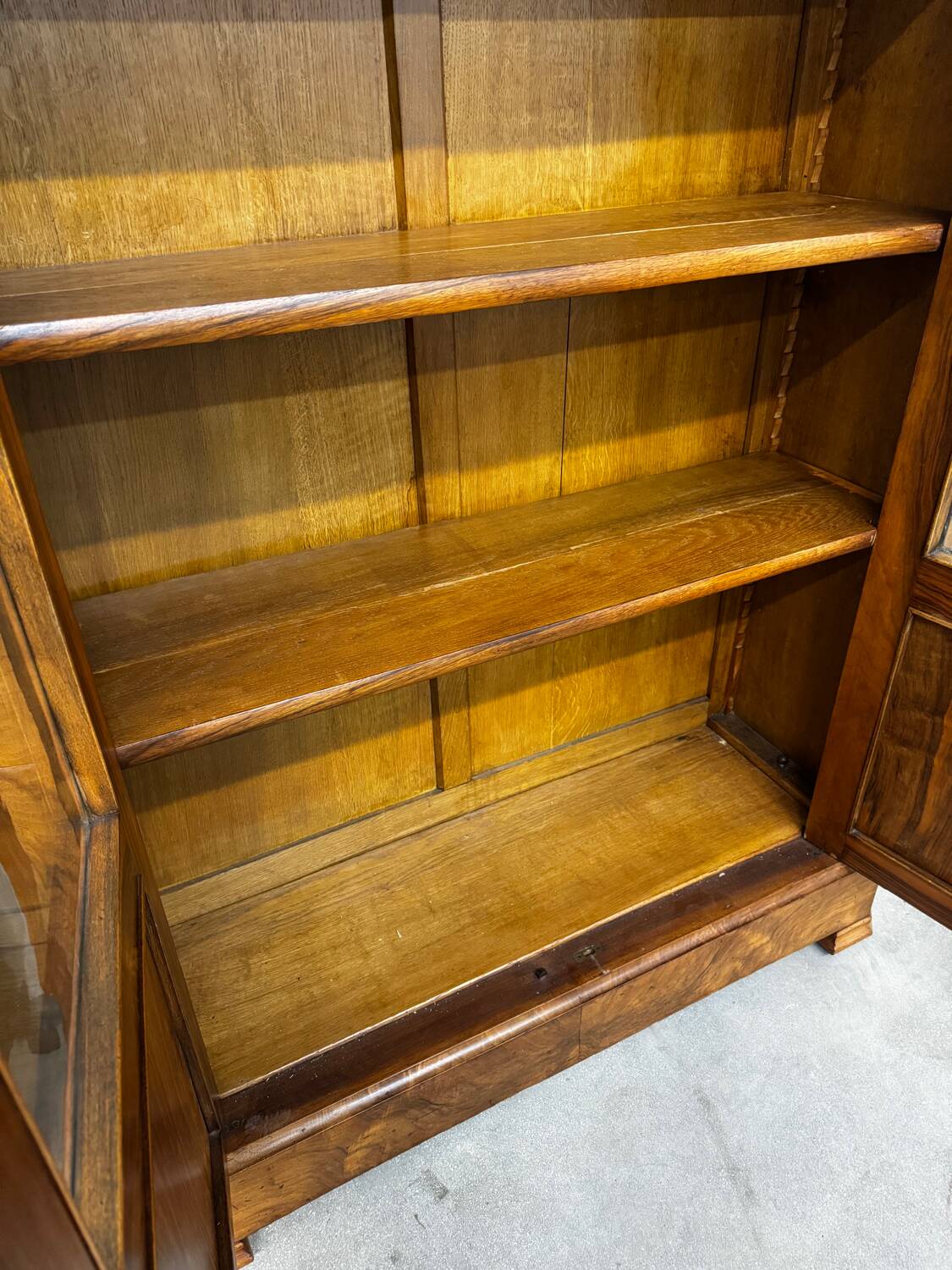 Bibliothèque Vitrée en noyer style Louis Philippe
