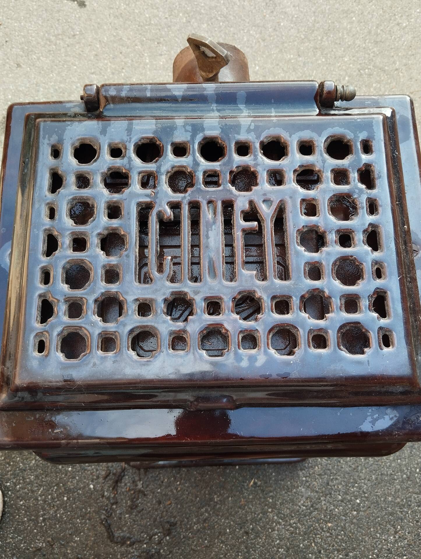 Old enamelled cast iron stove Ciney