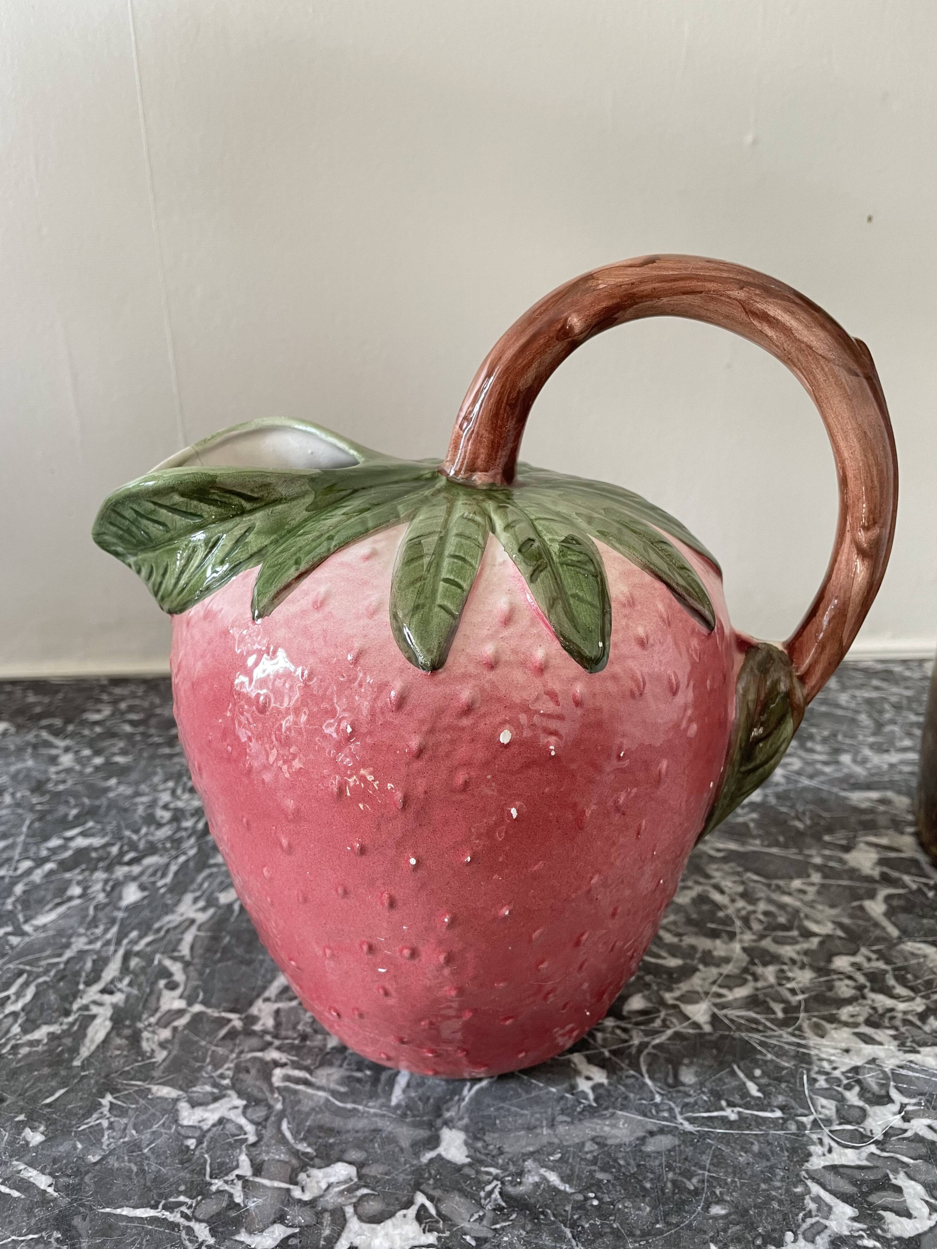 Strawberry-shaped slurry pitcher