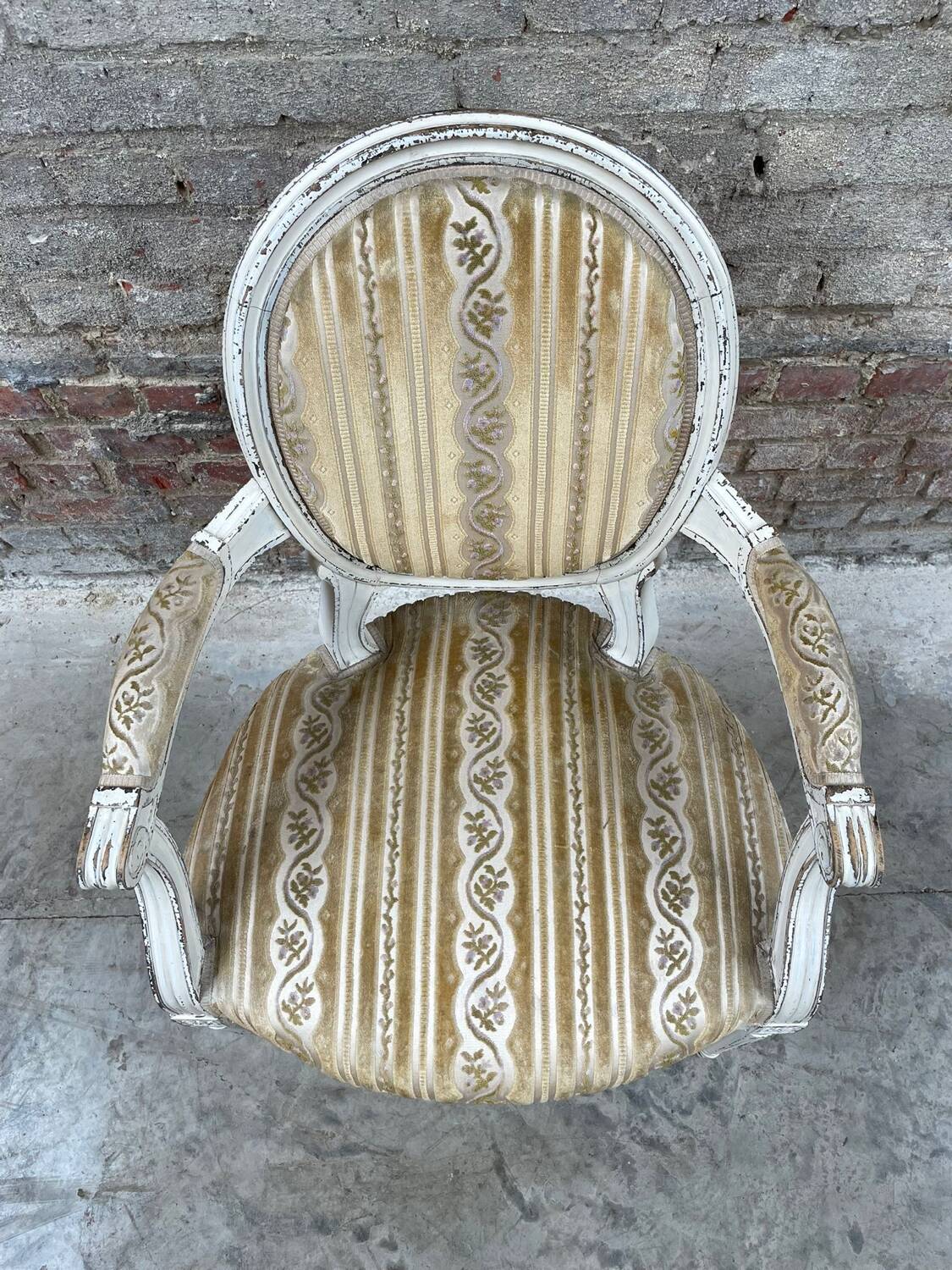 Fauteuil français de style Louis XVI avec revêtement