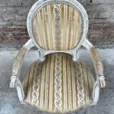 Fauteuil français de style Louis XVI avec revêtement