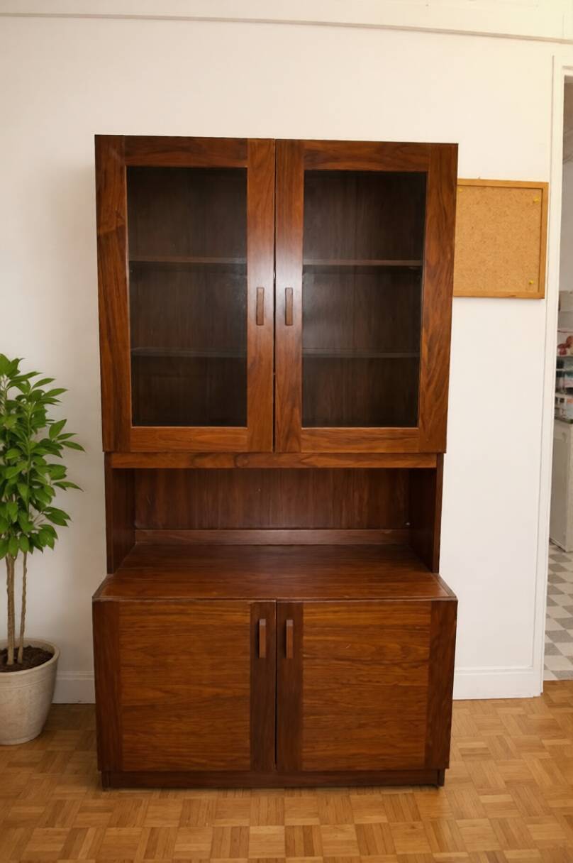 Vintage display cabinet in solid wood – mid-century spirit from the 60s/70s.