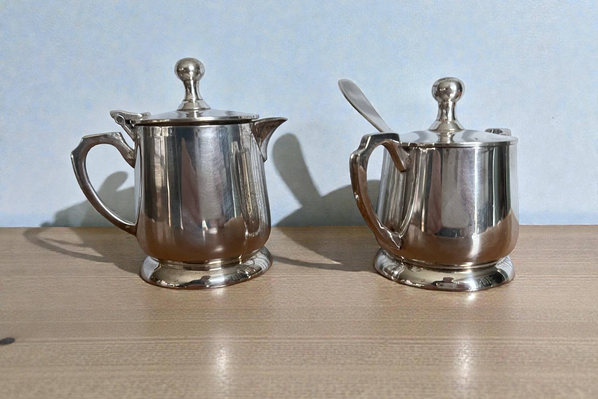 Deux petits pots service à thé métal argenté EPNS XXème