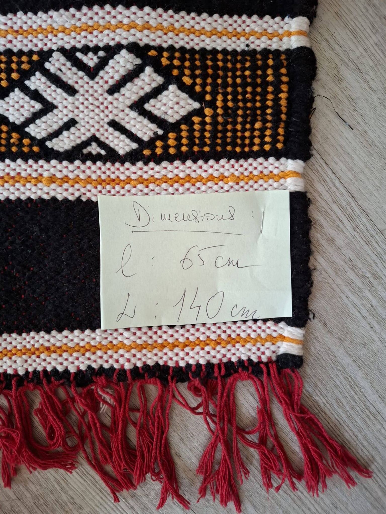 Petit Kilim Berbère Noir & Safran – Tissage plat Hanbel – 65x140 cm